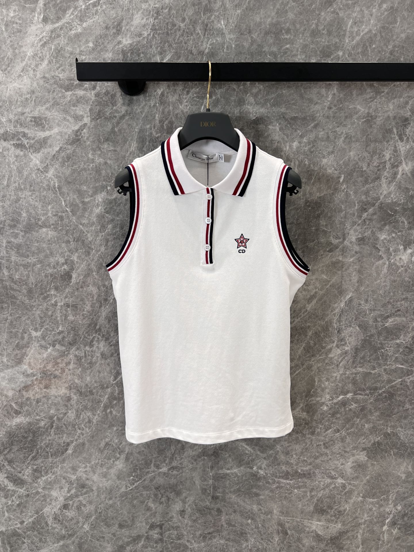 NO:467990,Supports replacement of Dio* 25Ss spring and summer new style, tennis girl-style polo collar vest top | Exclusive yb development!  High-end production!  Positioned embroidered five-pointed star letters, you can easily control them when you go out on the street every day. The classic style is versatile and not picky, and the imported bead floor cotton fabric has a great texture!  Customized ribbed collars are fashionable and high-end!  Highly recommend the private model, S/M/L real photos for sale in stock, dior, alexander wang19860909支持换款Dio* 25Ss春夏新款 网球少女风polo领背心上衣丨独家yb开发！高版出品！定位刺绣五角星字母,运动日常出街均可轻松驾驭～经典版型百搭不挑人,进口珠地棉面料质感超赞！定制配色罗纹领时髦又高级！强烈推荐自留款,现货发售S/M/L实拍细节图,,dior,alexander wang,Women's clothing