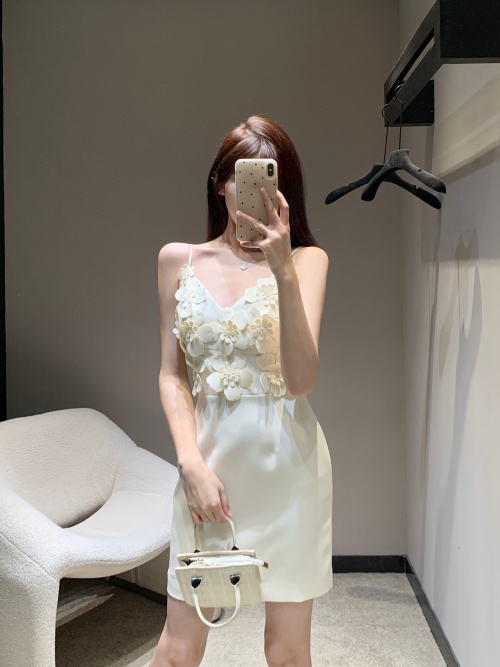 Valentino 25SS Floral Applique Mini Dress - Elegant Summer Style 1 Valentino 25SS Floral Applique Mini Dress - Elegant Summer Style