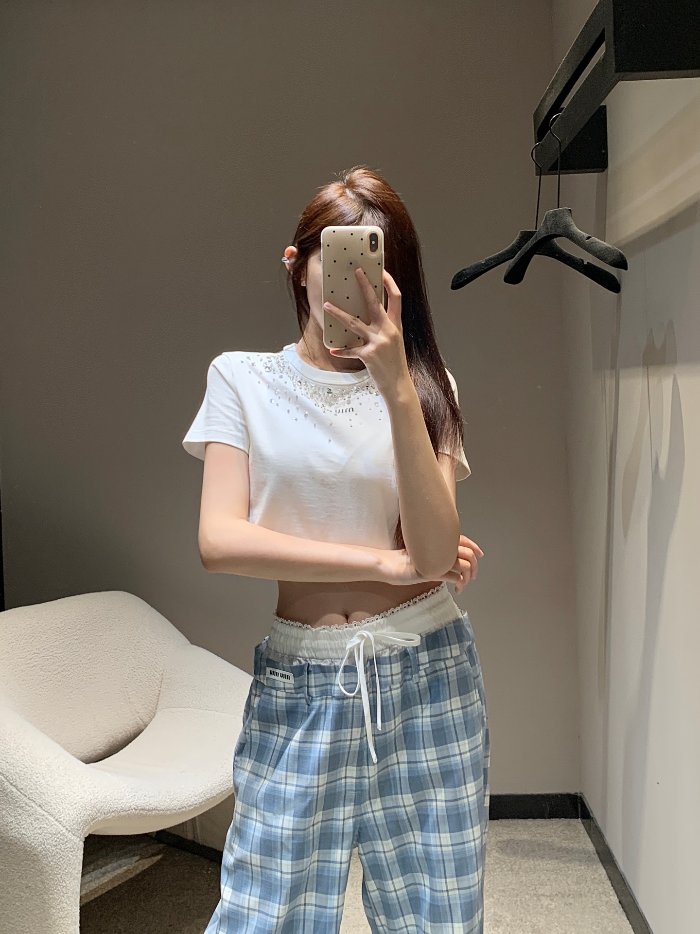 NO:412290,Miumi* 25Ss spring and summer new style, rhinestone bead letters short round neck T-shirt丨Exclusive high-end production!  Short Tee cut highlights the brand style. The fabric is soft and elastic. Short waist-exposed style. The visual effect is slimming. The whole body is delicate. The fine craftsmanship highlights the high-end design style. The neckline is distributed downward. The square mark on the chest has rich details. The design highlights make simple basic styles. It becomes a fashionable item in seconds. It highlights the high-end style. It is fashionable and stylish. S/M/L on sale in stock, miumiu,tees, t-shirt,alexander wang.19860909Miumi* 25Ss春夏新款 水钻钉珠字母短款圆领T恤丨独家高版出品！短款Tee裁剪 凸显品牌格调 面料柔软带有弹力 短款露腰版型 呈现显瘦视觉效果 通体细腻肌理 精细工艺彰显高端设计风格 领口向下分布错落水钻钉珠 配合胸前字母方标丰富细节 设计亮点让简单的基础款式 秒变时尚单品 彰显高级格调单穿内搭都出彩时髦 现货发售S/M/L,,miumiu,tees，t-shirt,alexander wang,Women's clothing