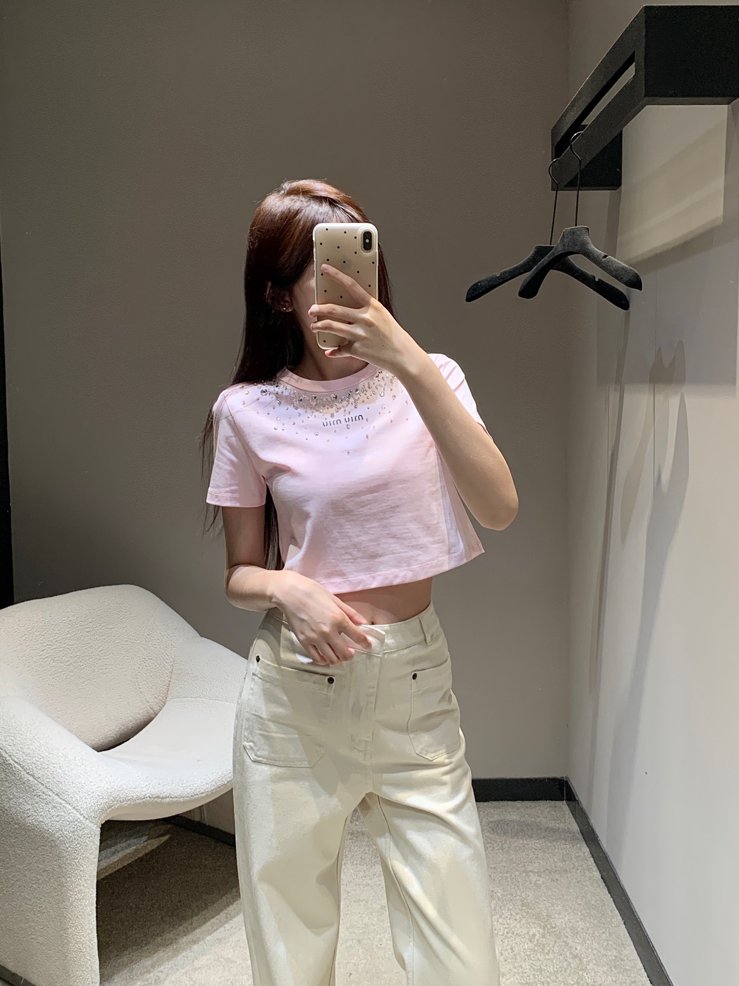 NO:412300,Miumi* 25Ss spring and summer new style, rhinestone bead letters short round neck T-shirt丨Exclusive high-end production!  Short Tee cut highlights the brand style. The fabric is soft and elastic. Short waist-exposed style. The visual effect is slimming. The whole body is delicate. The fine craftsmanship highlights the high-end design style. The neckline is distributed downward. The square mark on the chest has rich details. The design highlights make simple basic styles. It becomes a fashionable item in seconds. It highlights the high-end style. It is fashionable and stylish. S/M/L on sale in stock, miumiu,tees, t-shirt,alexander wang.19860909Miumi* 25Ss春夏新款 水钻钉珠字母短款圆领T恤丨独家高版出品！短款Tee裁剪 凸显品牌格调 面料柔软带有弹力 短款露腰版型 呈现显瘦视觉效果 通体细腻肌理 精细工艺彰显高端设计风格 领口向下分布错落水钻钉珠 配合胸前字母方标丰富细节 设计亮点让简单的基础款式 秒变时尚单品 彰显高级格调单穿内搭都出彩时髦 现货发售S/M/L,,miumiu,tees，t-shirt,alexander wang,Women's clothing