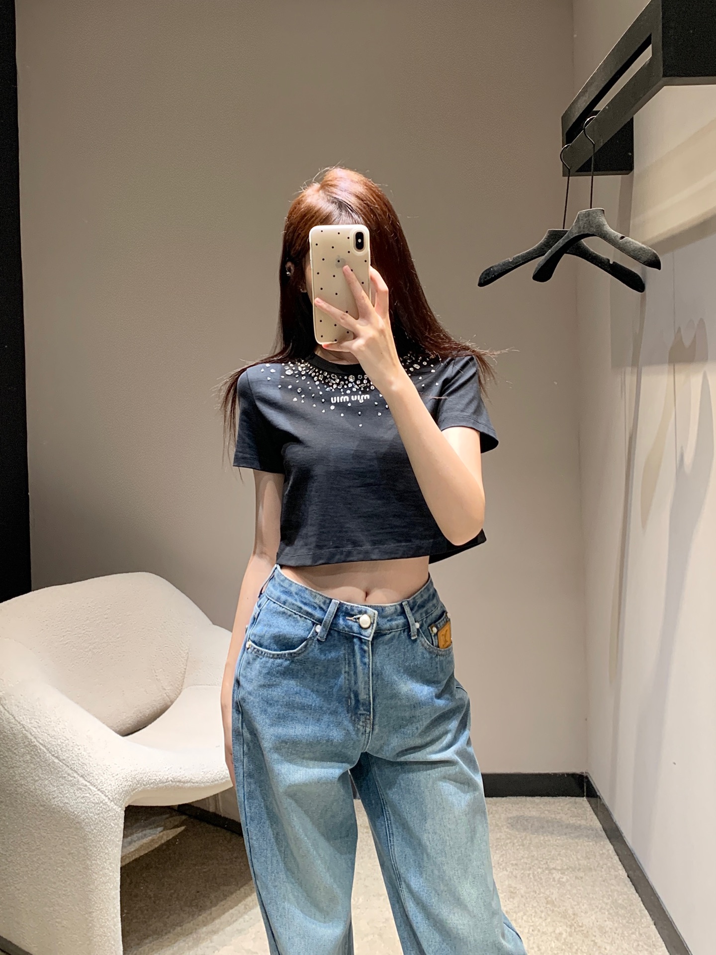 NO:412311,m Miumi* 25Ss Spring and Summer New Style Rhinestone Bead Letter Short Round Neck T-shirt丨Exclusive High-end Production!  Short Tee cut highlights the brand style. The fabric is soft and elastic. Short waist-exposed style. The visual effect is slimming. The whole body is delicate. The fine craftsmanship highlights the high-end design style. The neckline is distributed downward. The square mark on the chest has rich details. The design highlights make simple basic styles. It becomes a fashionable item in seconds. It highlights the high-end style. It is fashionable and stylish. S/M/L on sale in stock, miumiu,tees, t-shirt,alexander wang.19860909m Miumi* 25Ss春夏新款 水钻钉珠字母短款圆领T恤丨独家高版出品！短款Tee裁剪 凸显品牌格调 面料柔软带有弹力 短款露腰版型 呈现显瘦视觉效果 通体细腻肌理 精细工艺彰显高端设计风格 领口向下分布错落水钻钉珠 配合胸前字母方标丰富细节 设计亮点让简单的基础款式 秒变时尚单品 彰显高级格调单穿内搭都出彩时髦 现货发售S/M/L,,miumiu,tees，t-shirt,alexander wang,Women's clothing