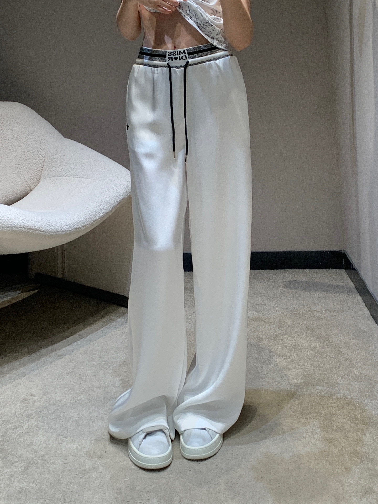 NO:332869,Dio* 25ss Spring and Summer New Style Miss Webbing Casual Trousers | Exclusive High-end Production!  The goddess must be a magical tool!  Customized fabrics show a sense of high-end and casualness. Visual feast. A versatile item that must be bought in all seasons. The style is versatile and not picky. The lengthening of the line ratio is not bad. The upper body is beautiful!  Workmanship quality depends on details S/M/L, dior, alexander wang19860909Dio* 25ss春夏新款 miss织带休闲长裤丨独家高版出品！女神必入神器！定制面料尽显高级随意感 视觉盛宴 四季必入的百搭单品 版型百搭不挑人 拉长线条比例 上身美的不要不要的！做工品质看细节 现货发售S/M/L,,dior,alexander wang,Women's clothing