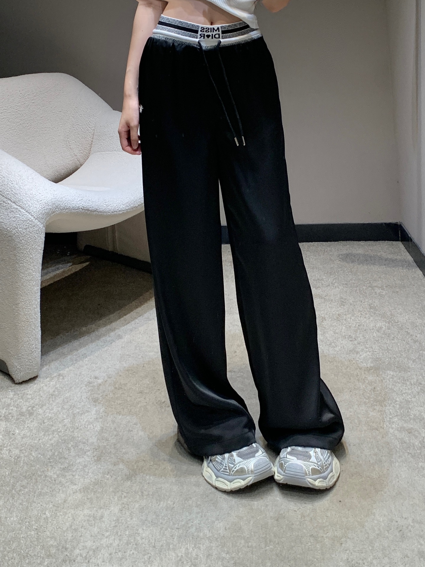 NO:332873,Dio* 25ss Spring and Summer New Style Miss Webbing Casual Trousers | Exclusive High-end Production!  The goddess must be a magical tool!  Customized fabrics show a sense of high-end and casualness. Visual feast. A versatile item that must be bought in all seasons. The style is versatile and not picky. The lengthening of the line ratio is not bad. The upper body is beautiful!  Workmanship quality depends on details S/M/L, dior, alexander wang19860909Dio* 25ss春夏新款 miss织带休闲长裤丨独家高版出品！女神必入神器！定制面料尽显高级随意感 视觉盛宴 四季必入的百搭单品 版型百搭不挑人 拉长线条比例 上身美的不要不要的！做工品质看细节 现货发售S/M/L,,dior,alexander wang,Women's clothing