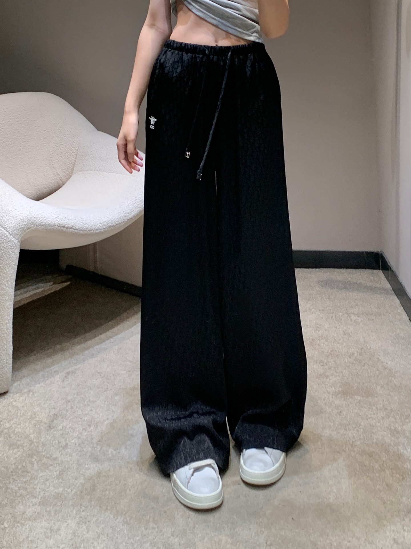 NO:332401,Dio* 25Ss Spring and Summer New Style Drawstring Bee Embroidered Casual Pants | Exclusive High-end Production!  Customized fabrics show a sense of high-end and casualness. A visual feast. A versatile item that must be bought in all seasons. It has a great texture and is full of lazy style. The goddess must be a magical tool!  The style is versatile and not picky. It stretches the line proportions and makes the upper body beautiful!  The quality of workmanship depends on the details!  S/M/L,dior,alexander wang19860909批Dio* 25Ss春夏新款 抽绳蜜蜂刺绣休闲长裤丨独家高版出品！定制面料尽显高级随意感 视觉盛宴 四季必入的百搭单品,质感巨好,慵懒范儿十足 女神必入神器！版型百搭不挑人 拉长线条比例 上身美的不要不要的！做工品质看细节！现货发售S/M/L,,dior,alexander wang,Women's clothing