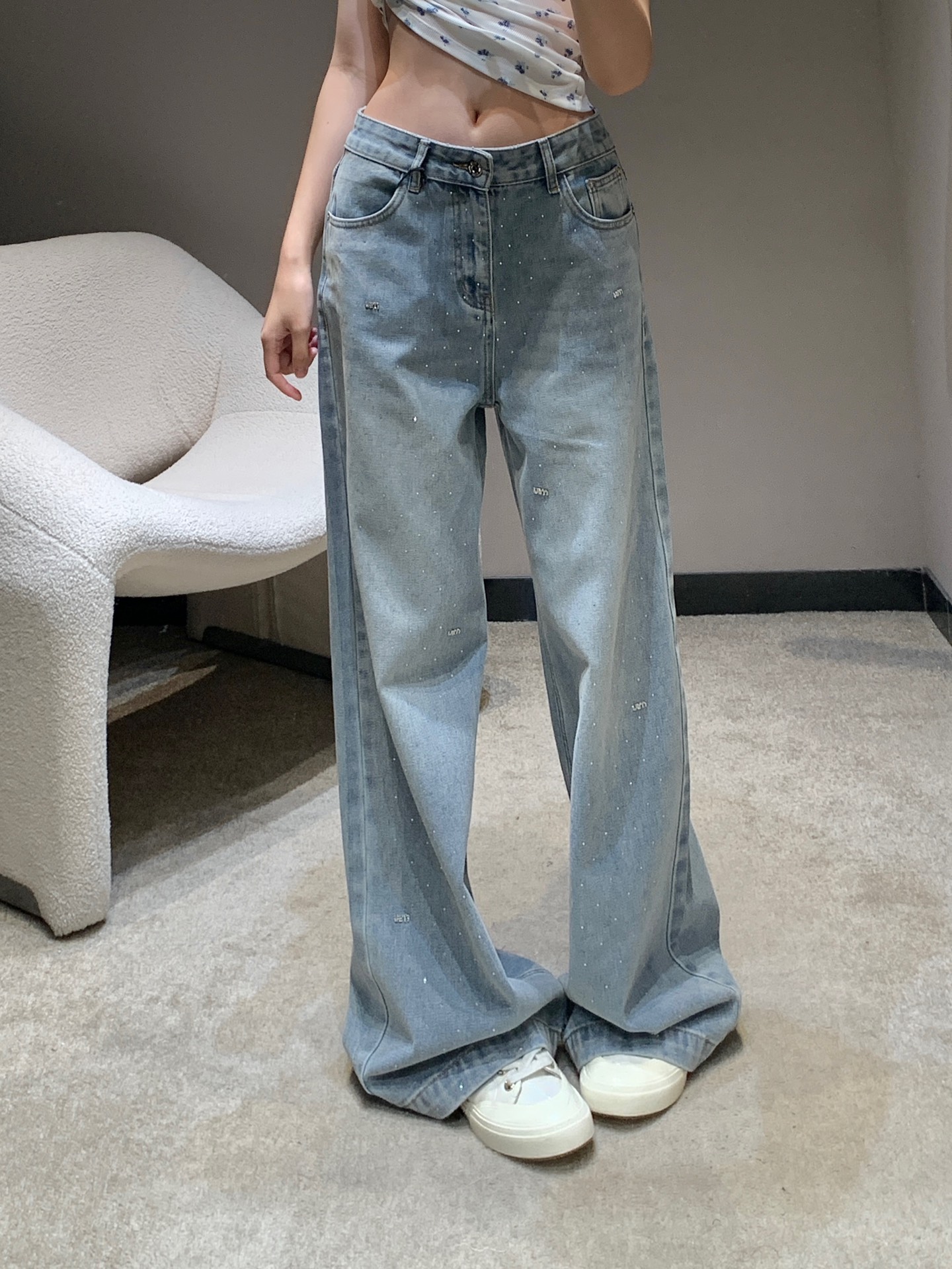 NO:331714,Miumi* 25Ss spring and summer new style, front iron diamond straight wide-leg jeans | Exclusive high-end production!  Customized wash cotton denim cotton fabric, soft and skin-friendly, can be used for any body shape. The front-facing full diamond   diamond heavy industry technology is used to fully recognize the recognition, and the upper body becomes a wealthy daughter in seconds, fashionable and elegant!  Three-dimensional trouser, slimming and long legs, customized hardware accessories, full of texture~ S/M/L on sale in stock, miumiu, jeans, alexander wang19860909Miumi* 25Ss春夏新款 前烫钻直筒阔腿牛仔裤丨独家高版出品！定制洗水棉牛仔棉面料 柔软亲肤 任何身形都可以驾驭 采用前幅烫钻满钻 烫钻重工工艺 辨识度直接拉满 上身秒变富家千金 时髦显气质！裤身立体裁剪 显瘦显腿长 定制五金配件,质感满满~现货发售S/M/L,,miumiu,jeans,alexander wang,Women's clothing