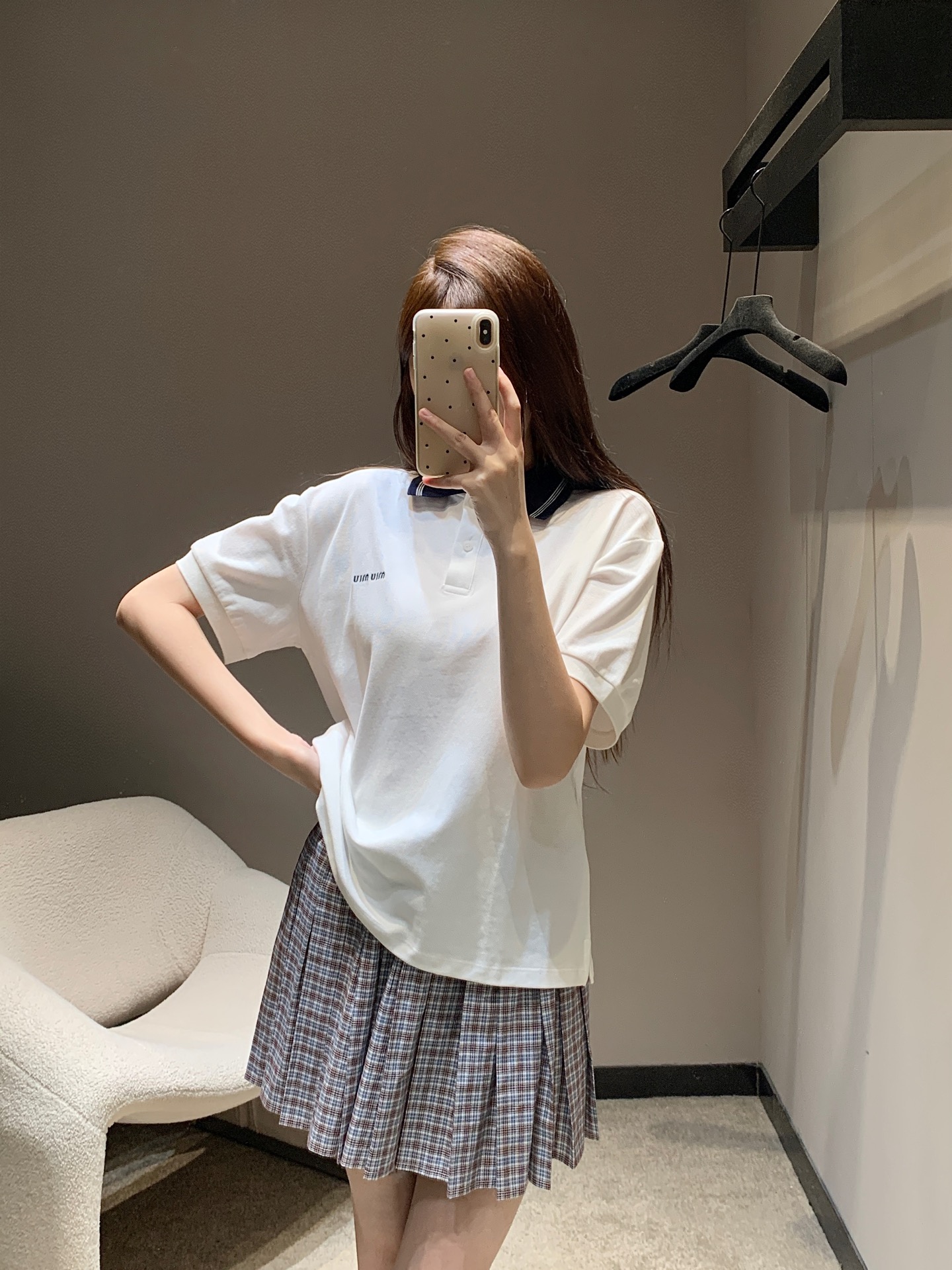 NO:335475,Miumi* 25Ss spring and summer new style intellectual fashionable style knitted collar polo short-sleeved top丨Exclusive high-end product!  Custom imported high-density double-strand pearl-ground pure cotton fabric is breathable and comfortable. The casual H-style upper body is amazing!  Retro style sweet girl outfit!  The embroidered letter logo is low-key and luxurious!  The imported pure cotton fabric has a great texture. It can be sweet and salty, and it is versatile and not picky!  Workmanship quality depends on the details. S/M/L is available in stock, miumiu, T-shirt, alexander wang19860909Miumi* 25Ss春夏新款 知识分子时髦风针织领polo短袖上衣丨独家高版出品！定制进口高密双股珠地纯棉面料透气舒适.休闲H版型上身绝绝子！复古风甜妹穿搭！刺绣字母logo低调奢华！进口纯棉面料质感超赞.可甜可盐版型百搭不挑人！做工品质看细节.现货发售S/M/L,,miumiu,T-shirt,alexander wang,Women's clothing