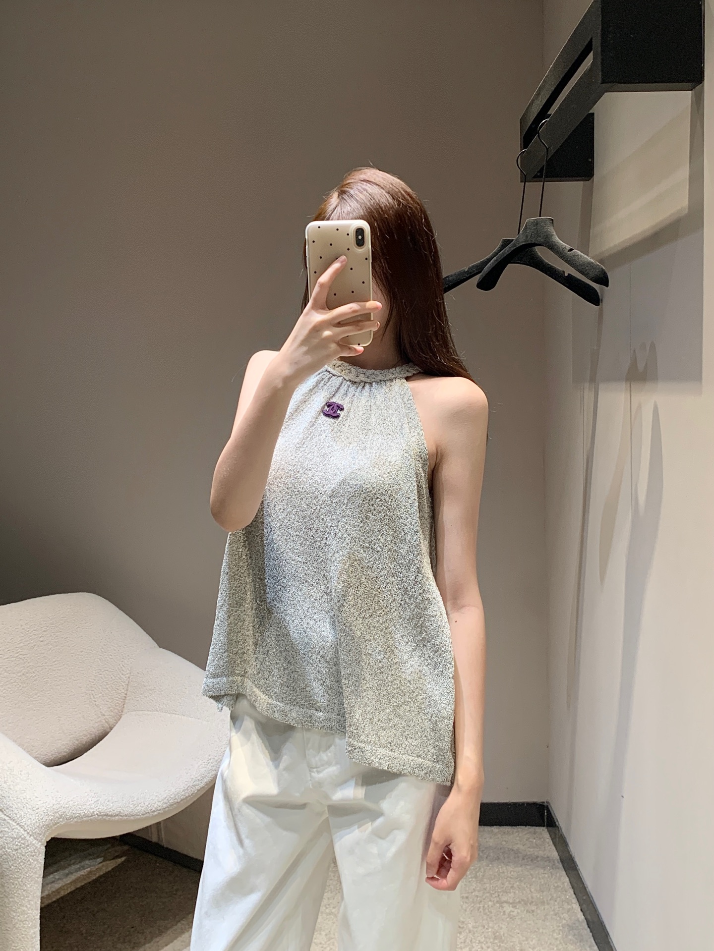 NO:332404,A total of Chane* 25Ss spring and summer new style knitted halter neck knitted vest丨Exclusive high-end production!  Knitted vest with halter necklines creates a shoulder-cut design with knitted collar pattern. Combined with three-dimensional double C decoration on the chest, it highlights the brand's personality and highlights the high-end feeling of outfits. The elasticity and elasticity of the whole body makes it more delicate. The side waist slit is not limited to the figure. The outfit is slim and shows the slack tone. Light luxury and fashionable temperament. The first choice for fashion outfits in all seasons. S/M/L is available in stock, chanel, alexander wang19860909批 Chane* 25Ss春夏新款 编织挂脖针织背心丨独家高版出品！挂脖针织背心 以编织领边纹路打造挖肩设计 配合胸前立体双C装饰 彰显品牌个性 凸显穿搭高级感 通体弹性松紧更显精致 侧腰开衩不拘身材 穿搭显瘦 尽显松弛调性 轻奢时髦气质 四季时尚穿搭首选 现货发售S/M/L,,chanel,alexander wang,Women's clothing