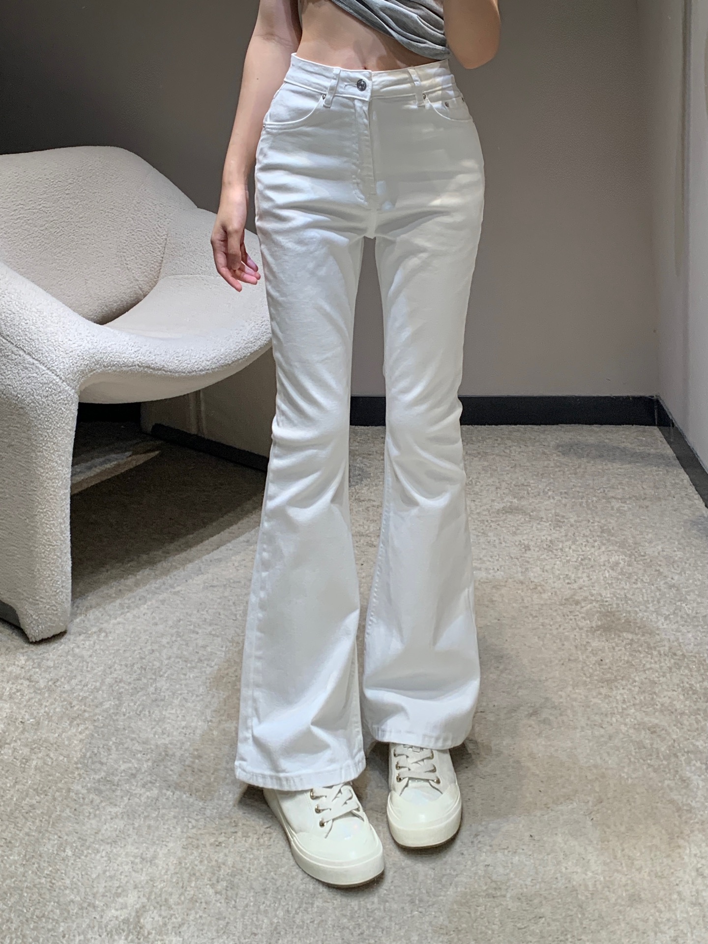 NO:332395,Batch Fram* 25Ss Spring and Summer New Style Zhao Lusi's same white stretchy trousers | Exclusive high-end production!  Imported denim cotton elastic fabric, soft and comfortable fabric is elastic, can be controlled by any body, slim texture and slim fit, showing the body curve and fashionableness~ Items that you won’t step on the thunder even if you close your eyes. The overall body is high-end, atmospheric and high-end. The quality of customized hardware accessories depends on the details. S/M/L is available in stock, alexander wang19860909批 Fram* 25Ss春夏新款 赵露思同款白色弹力微喇长裤丨独家高版出品！进口牛仔棉弹面料,柔软舒适面料有弹力 任何身材都可驾驭 质感显瘦兼备重心机微喇版型 展示身材曲线以及时髦度~ 闭眼入也不会踩雷的单品 整体上身高端大气上档次 定制五金配件品质看细节 现货发售S/M/L,,alexander wang,Women's clothing