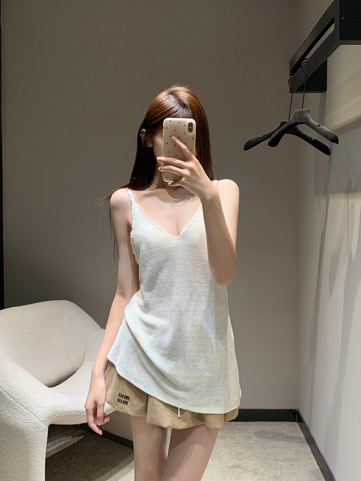 NO:332386,Loro Pian* 25SS spring and summer new style sleeveless knitted vest丨Exclusive yb development!  High-end production!  Excellent breathability, summer return rate, single-layer layering and very nice!  With its exquisite and complex and extraordinary outline, it embraces the female figure gracefully and gives it a low-key and elegant charm. S/M/L, loro piano, alexander wang19860909批 Loro Pian* 25SS春夏新款 无袖针织背心丨独家yb开发！高版出品！透气感极佳 夏日出街回头率 单穿叠穿都非常的nice ！以其精致繁复和卓越非凡的轮廓,优雅地拥抱女性的身形,赋予其低调优雅的柔美魅力.现货发售S/M/L,,loro piana,alexander wang,Women's clothing