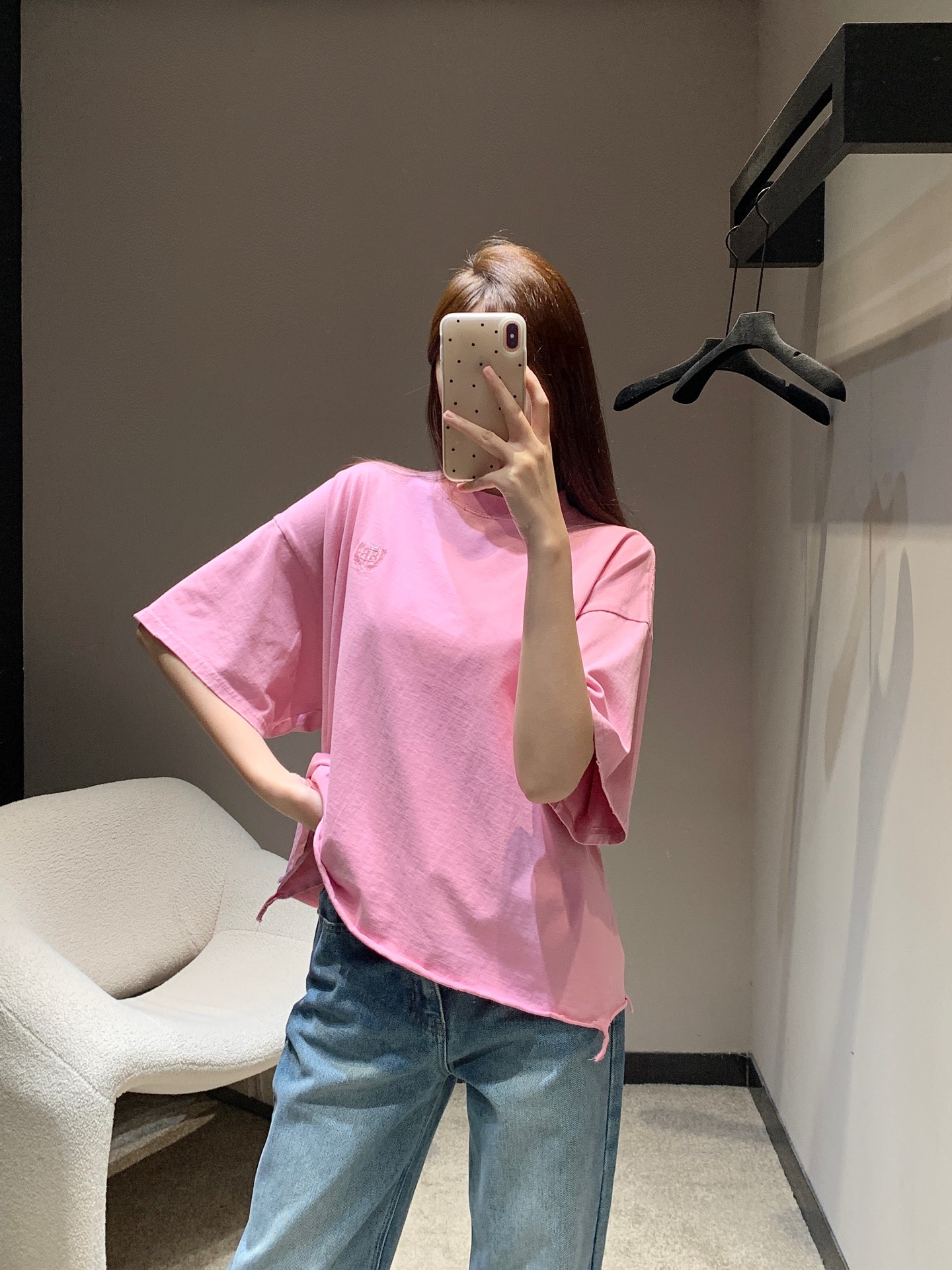 NO:335695,Balenciag* 25Ss Spring and Summer New Style Letter Embroidered Print Ripped Round Neck Short Sleeve T-shirt丨Exclusive yb development!  High-end production!  Loose shoulder-down T-shirt cut highlights the brand style. Made of gram-weight pure cotton. Slightly elastic. It presents a slim visual effect. The front chest is decorated with iconic letter logo. Echoes the brand logo with graffiti style on the back waist. Fashionable feeling is immediately revealed. The neckline hem is irregular and ripped and curled. Create a free and casual fashionable style. The inner wear is brilliant and fashionable. S/M/L is available in stock. S/M/L, balenciaga, T-shirt,tees, t-shirt,alexander wang19860909Balenciag* 25Ss春夏新款 字母刺绣印花破洞圆领短袖T恤丨独家yb开发！高版出品！宽松落肩T恤裁剪 凸显品牌格调 采用克重纯棉制成 略带有弹力 呈现显瘦视觉效果 正面胸前点缀标志性字母徽标 与后腰涂鸦风格品牌标呼应 时尚感立现 领口下摆不规则破洞和卷边效果 随心打造自由随性的时髦风格 单穿内搭都出彩时髦 现货发售S/M/L,,balenciaga,T-shirt,tees，t-shirt,alexander wang,Women's clothing