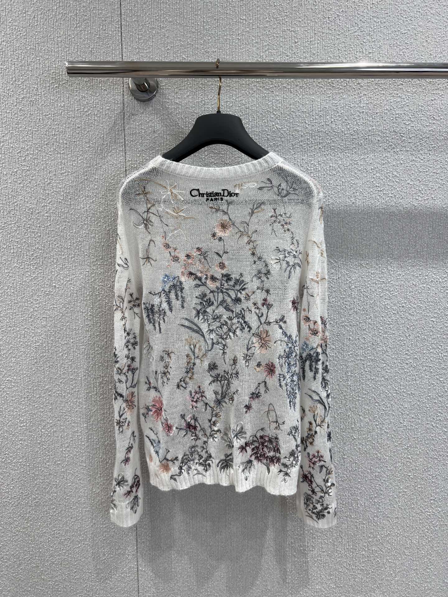 Dior Floral Embroidered Long Sleeve Knit Top - Breathable & Comfortable 3 i1746761720 856 0
