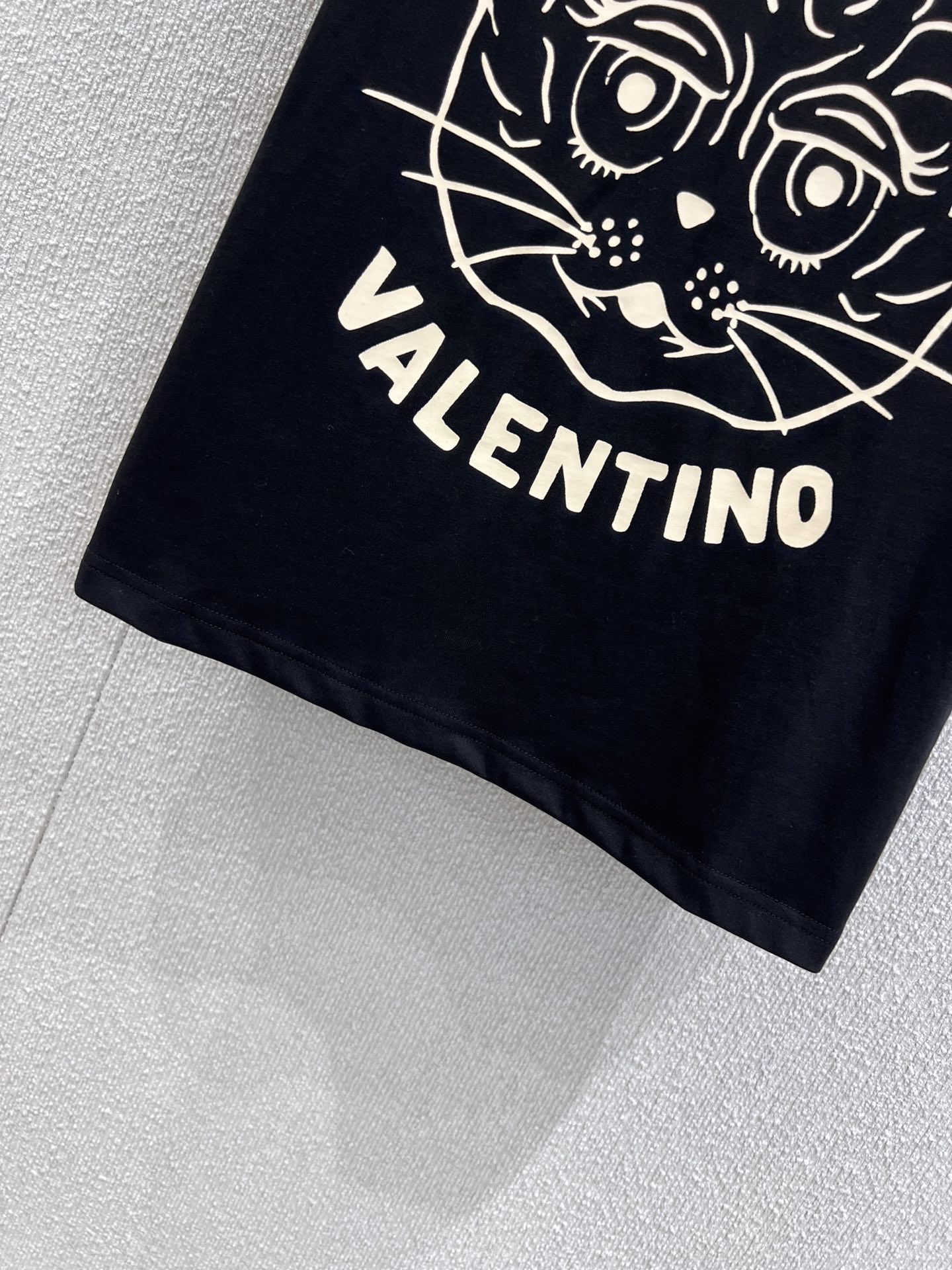 Valentino’s New Cat-Printed T-Shirts: High-Quality Women’s Suit with 100% Cotton Fabric - 图片 6