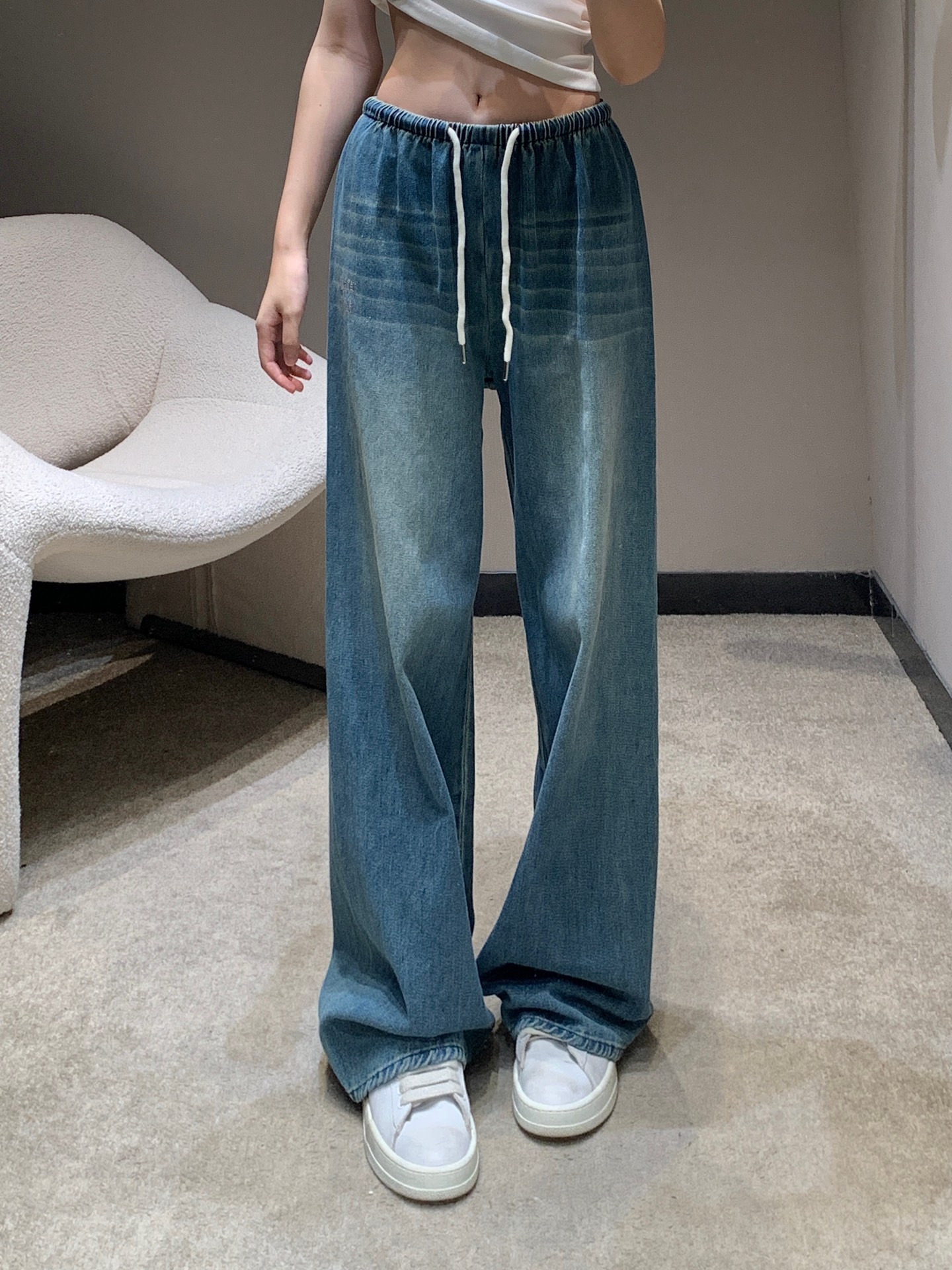 NO:332408,Batch Miumi*25Ss Spring and Summer New Products, Letter Hot Diamond Drawstring Gradient Color Jeans | Exclusive High-end Production!  Heavy Industry Washing Gradient Blue and Unique Cutlery, The top body is absolutely king-fried jeans. The texture of the pants is really amazing, the high-waisted loose style, the right trouser length stretches the leg lines to create neat and long legs!  The huge slimness is matched with loose wide-leg pants, which is the top leader who covers the flesh and looks slimming. It is both A and cool and can easily wear it with various tops in daily life. It is not a good-looking leg shape. You can wear any body shape!  Whoever wears it has thin straight and long legs!  It's really easy to wear and it's very popular!  Big recommendation!  Sisters all rushed for me!  S/M/L, miumiu, jeans, alexander wang19860909批 Miumi*25Ss春夏新品 字母烫钻抽绳渐变色牛仔裤丨独家高版出品！重工洗水渐变蓝色 以及独特剪裁 上身绝对王炸牛仔裤 裤型质感真的绝了高腰宽松的版型 恰好的裤长 拉伸腿部线条 营造利落大长腿！巨显瘦在搭配宽松的阔腿裤版型就是遮肉显瘦的一把手了 又A又飒日常搭配各种上衣都能轻松穿出时尚达人感～不挑腿型 什么身材通通可以穿！谁穿谁是细直大长腿！ 真的好穿到不行 而且出镜率很高！重磅推荐！姐妹们都给我冲！现货发售S/M/L,,miumiu,jeans,alexander wang,Women's clothing