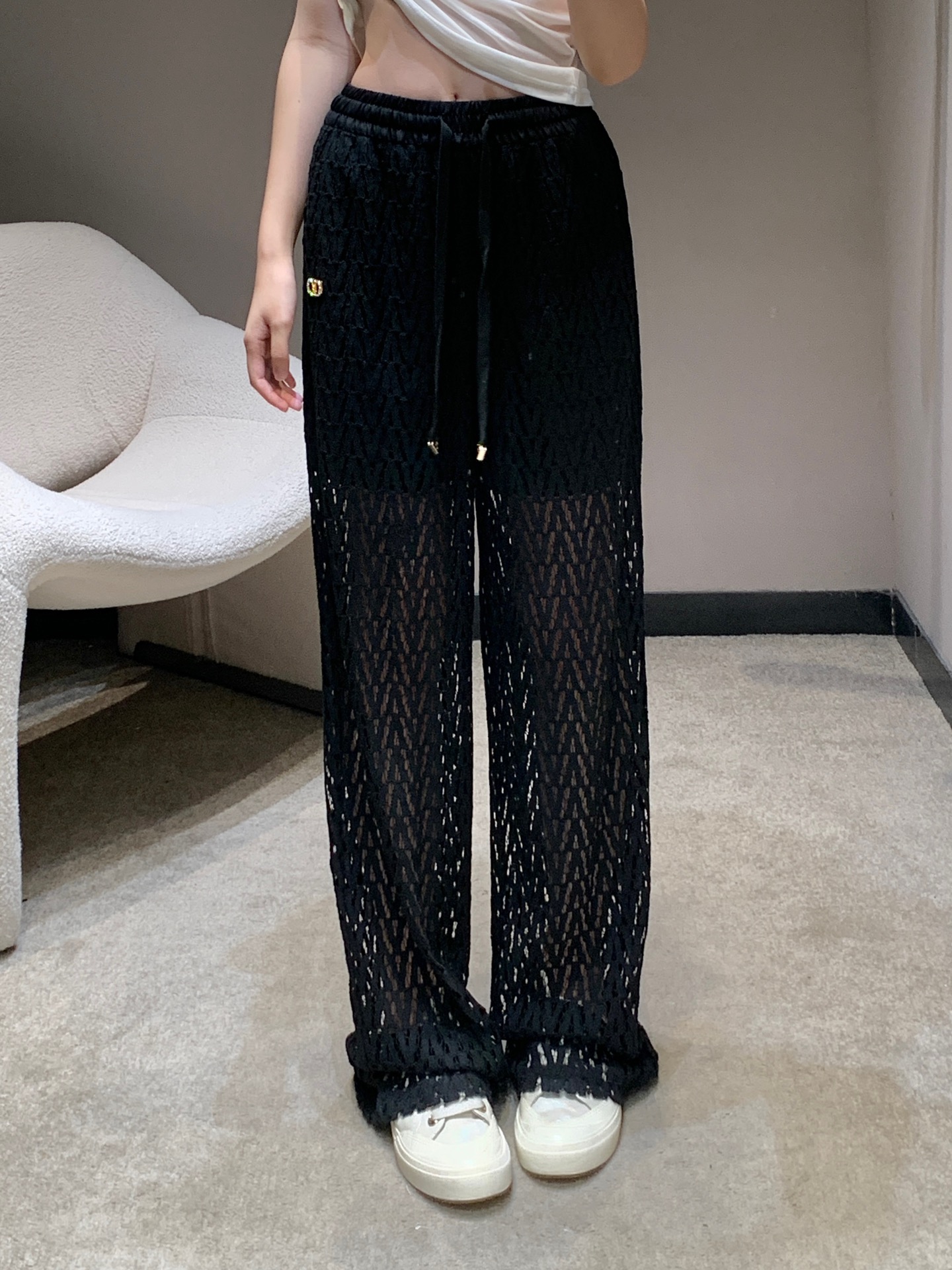 NO:422466,Valentin* 25Ss spring and summer new style, micro-label drawstring lace hollow casual trousers丨Exclusive high-end production!  The color is versatile and high-end, the customized splicing waist is full of high-end and casualness, a visual feast, a versatile and custom-made fabric that must be bought in all seasons, with a huge texture and a full of lazy style. The goddess must be a magical tool!  The style is versatile and not picky. The lengthening lines and proportions make the body beautiful!  S/M/L, valentino, alexander wang19860909Valentin* 25Ss春夏新款 微标抽绳蕾丝镂空休闲长裤丨独家高版出品！颜色百搭高级 定制拼接腰头尽显高级随意感 视觉盛宴 四季必入的百搭单品订制面料,质感巨好,慵懒范儿十足 女神必入神器！版型百搭不挑人 拉长线条比例上身美的不要不要的！现货发售S/M/L,,valentino,alexander wang,Women's clothing