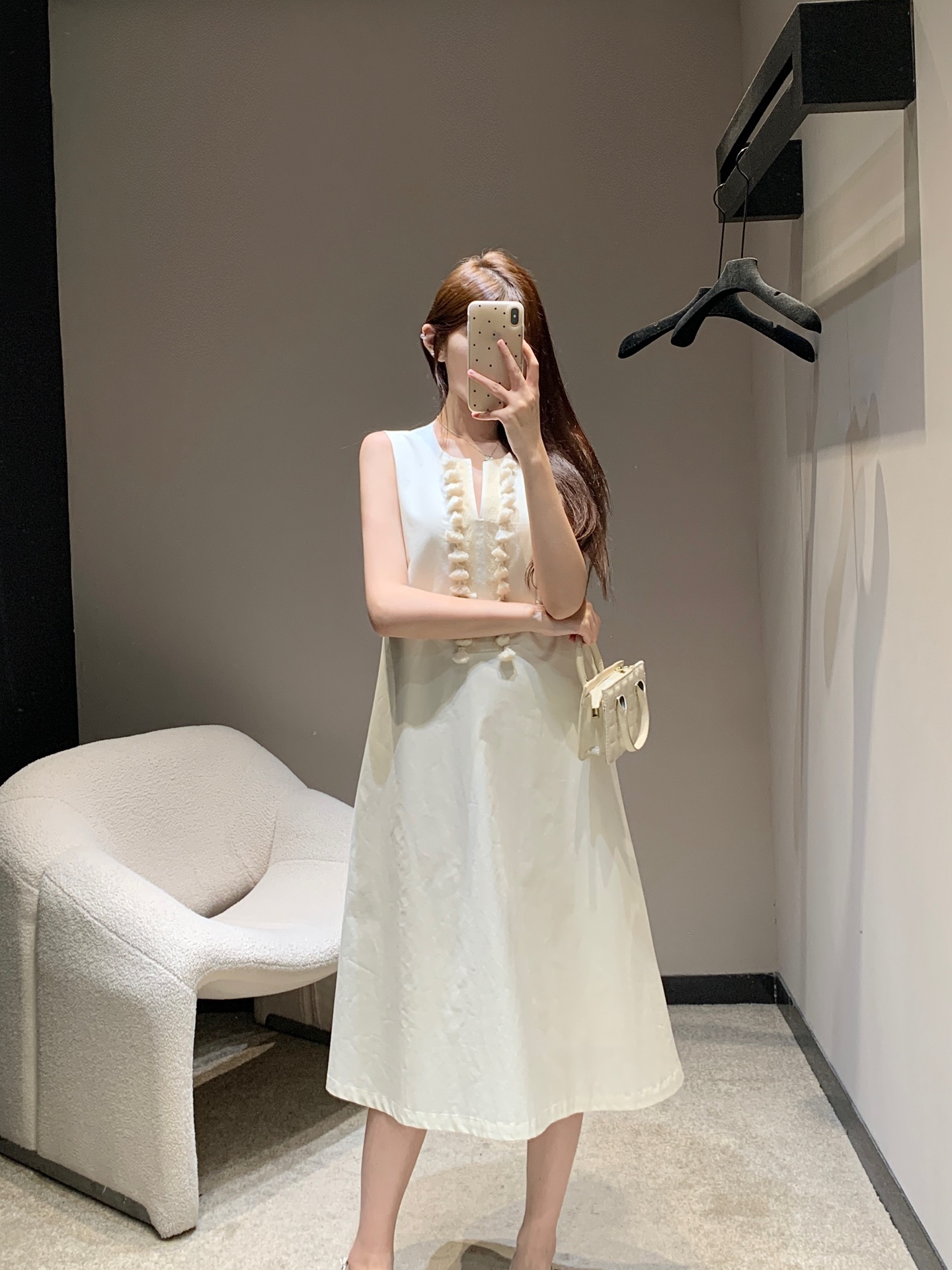 NO:332394,Batch Valentin* 25Ss Spring and Summer New Roman Holiday Tassel Sleeveless Vest Dress丨Exclusive High Edition Production!  Summer travel and return rate, customized fabrics, and can also be matched with various sunscreen jackets, which are practical and beautiful!  You won’t lose money if you invest!  Elegant and individual, regardless of style, fabric details, etc., are impeccable slim fit styles, especially slim and looks beautiful no matter how you wear it. A must-have item for fashionable beauty. S/M/L, valentino, skirts, jackets & coats, alexander wang19860909批 Valentin* 25Ss春夏新款 罗马假日流苏无袖背心连衣裙丨独家高版出品！夏日出街回头率 定制面料 还可以搭配各种防晒小外套,实穿又好看！入股不亏！气质优雅又个性无论款式 面料做细节等等都是无可挑剔的修身版型 特别显瘦显身材怎么穿都绝美.时髦精必备单品 现货发售S/M/L,,valentino,skirts,jackets & coats,alexander wang,Women's clothing