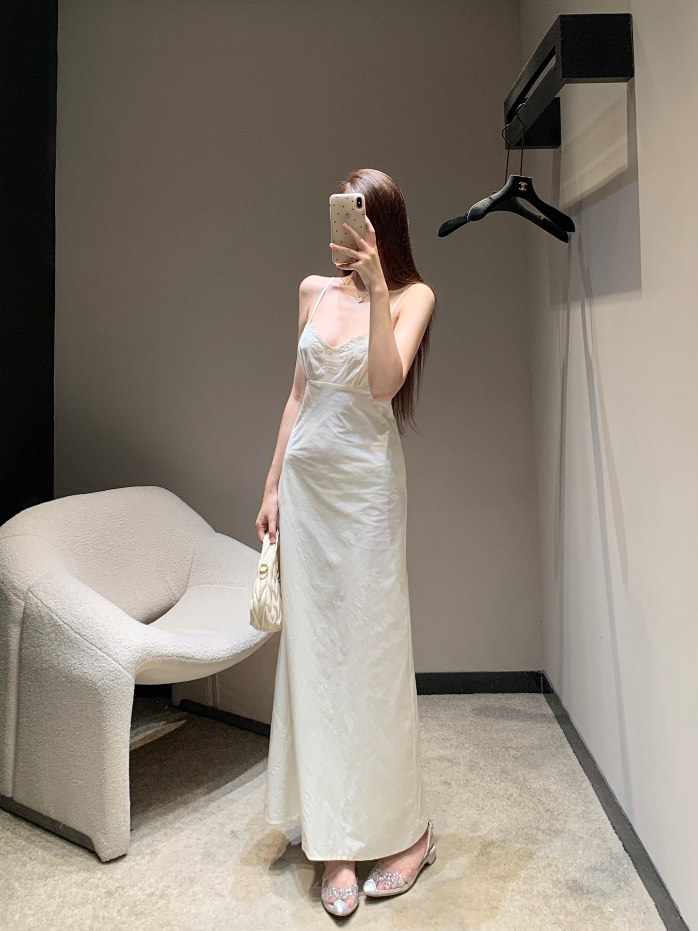 NO:332823,Miumi* 25Ss spring and summer new style ivory embroidered waist-closing long suspender dress | Exclusive yb development!  High-end production!  No one can refuse a gentle dress, a suspender dress with its own atmosphere is an excellent choice for summer daily and vacation!  Customized fabrics are light and breathable, and the high-end feel is about to come out. The ivory fairy spirit is floating, sweeping away the dull and hot summer. Sisters!  Close your eyes and rush!  S/M/L, miumiu, skirts, alexander wang19860909Miumi* 25Ss春夏新款 象牙色刺绣收腰长款吊带连衣裙丨独家yb开发！高版出品！没有人能拒绝温柔的连衣裙吧自带氛围感的一条吊带连衣裙 是夏日日常和度假的极佳选择！定制面料轻薄透气 高级感呼之欲出 象牙色仙气飘飘 一扫夏季的沉闷炎热 姐妹们！都给我闭眼冲！现货发售S/M/L,,miumiu,skirts,alexander wang,Women's clothing