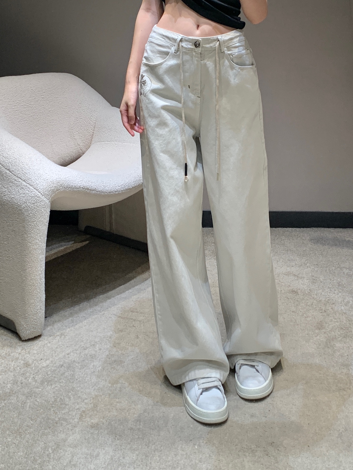 NO:333707,Chorme heart* 25ss Spring and Summer New Style Cross Sanskrit Print Drawstring Jeans Trousers | Exclusive High-end Production!  These jeans must be given a full mark!  The style can be directly conferred a god!  The top body is absolutely king jeans!  Absolute straight-leg artifact!  Slimming, lift your arms and legs in one step, contract your various tops and raise your waistline, so that the smaller one can also wear a three-seven-six-sized body proportion, whoever wears a thin straight and long legs!  Highly recommend the order-scoring speed!  S/M/L, jeans,alexander wang19860909Chorme heart* 25ss春夏新款 十字架梵文印花抽绳牛仔长裤丨独家高版出品！这条牛仔裤必须打满分！版型直接可以封神！上身绝对王炸牛仔裤！绝对的直腿神器！显瘦提臂拉腿一步到位承包你的各种上衣搭配抬高腰线 让小个子也能穿出三七分身材比例谁穿谁是细直大长腿！强烈推荐砸单速度！现货发售 S/M/L,,jeans,alexander wang,Women's clothing