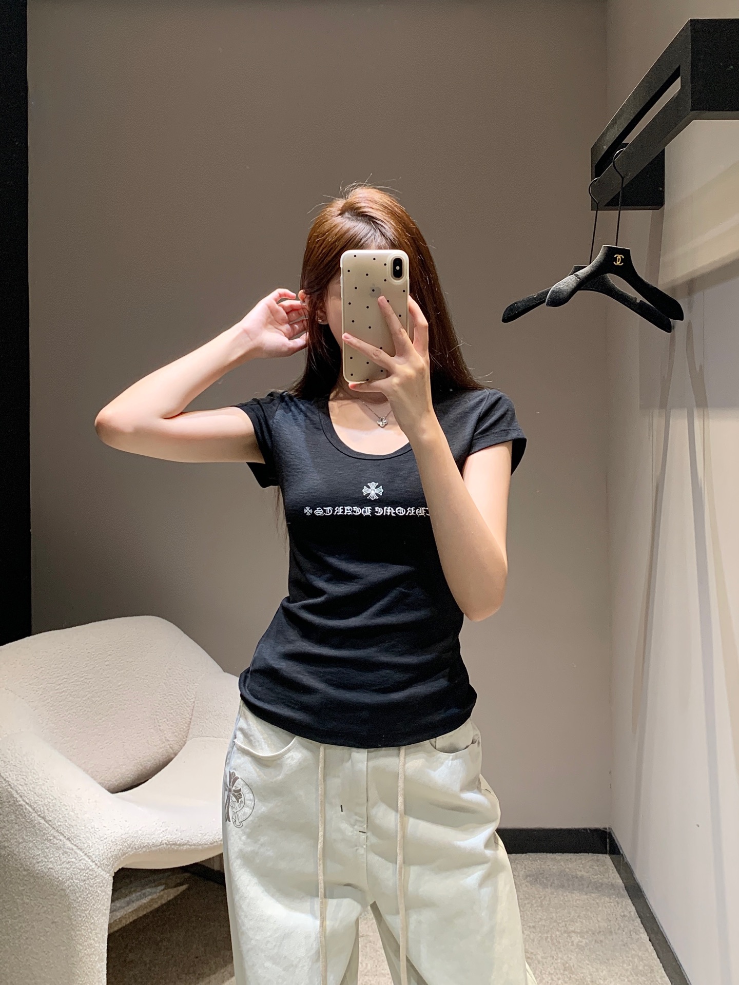 NO:332832,Chrome Hea*ts 25Ss Spring and Summer New Style Sanskrit Printed Short-Sleeve T-Shirt丨Exclusive High-Performance Production!  Simple and elegant basic style, INS blogger style, clean and neat tailoring and custom fabrics with excellent texture can easily create a fashionable look!  Delicate and super textured, strong inclusiveness, easy to control the upper body. A good-looking style that does not pick the body is easy to wear and hide the flesh. It looks slim and not close to the body. Whoever wears it looks good? A versatile top that fashionable people should have is customized fabric. It stands upright and stylish. High-quality on-site available for sale in stock. S/M/L, chrome hearts, T-shirt,tees, t-shirt,alexander wang19860909Chrome Hea*ts 25Ss春夏新款 梵文印花短袖T恤丨独家高版出品！简约大方的基础款 随意上身都是INS博主风 干净利落的剪裁搭配质感绝佳的定制面料轻松穿出时髦感！细腻超有质感 包容性强 上身轻松驾驭 不挑身材的好穿恰到好处的版型轻松藏肉,显瘦又不贴身谁穿谁好看的版型 时髦精们都应有的一件百搭上衣采用定制面料 立挺有型 肉眼可见的高品质现货发售S/M/L,,chrome hearts,T-shirt,tees，t-shirt,alexander wang,Women's clothing