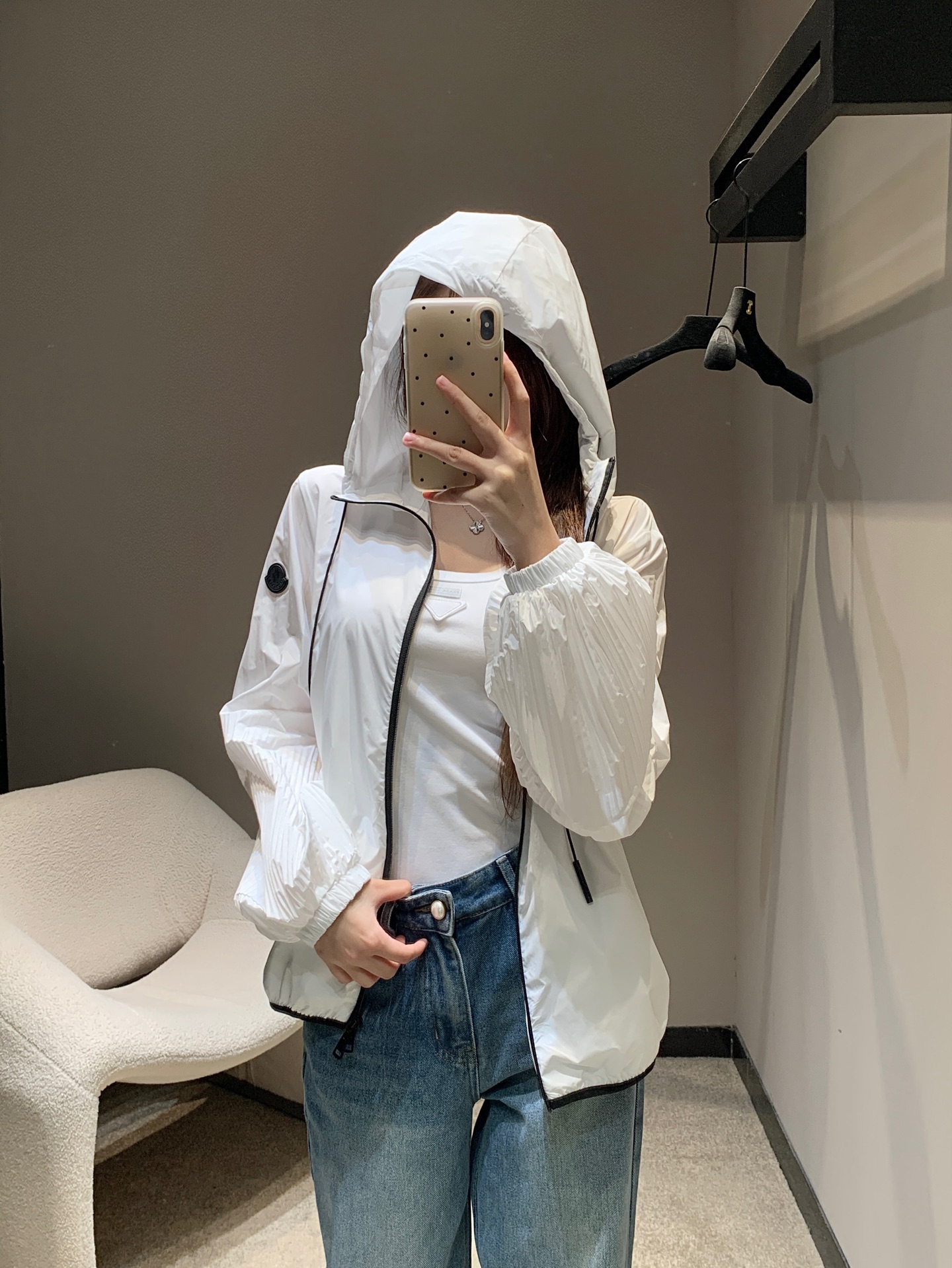 NO:332820,Moncle* 25Ss Spring and Summer New Panat Zipper White Hooded Jacket | Exclusive High-end Production!  The contrasting texture is used to create a distinct effect, injecting a soft and beautiful atmosphere into the practical design. The pleated elements on the sleeves and the back add a refined style. This item is suitable for wearing on all occasions and can easily create urban life or outdoor leisure styles. The texture is light and equipped with a functional coating, soft, comfortable and breathable, and it will not be stuffy at all, and the texture is first-class!  Loose style, sexy and versatile enough. Must-have sunscreen style. It is very stylish when wearing it. S/M/L is available in stock. Jackets & coats, jackets & coats, hats, alexander wang19860909Moncle* 25Ss春夏新款 Panat拉链白色连帽夹克外套丨独家高版本出品！采用对比纹理形成鲜明效果,为实用设计注入柔美气息.衣袖和背面的褶裥元素增添精致格调.这款单品适合各种场合穿着,可轻松打造城市生活或户外休闲造型.质地轻盈,配有功能性涂层,柔软舒适透气,完全不会闷,质感一流！宽松版型,有个性感又足够百搭 日常防晒凹造型必备 实穿很有范儿 现货发售S/M/L,,jackets & coats,jackets & coats,hats,alexander wang,Women's clothing