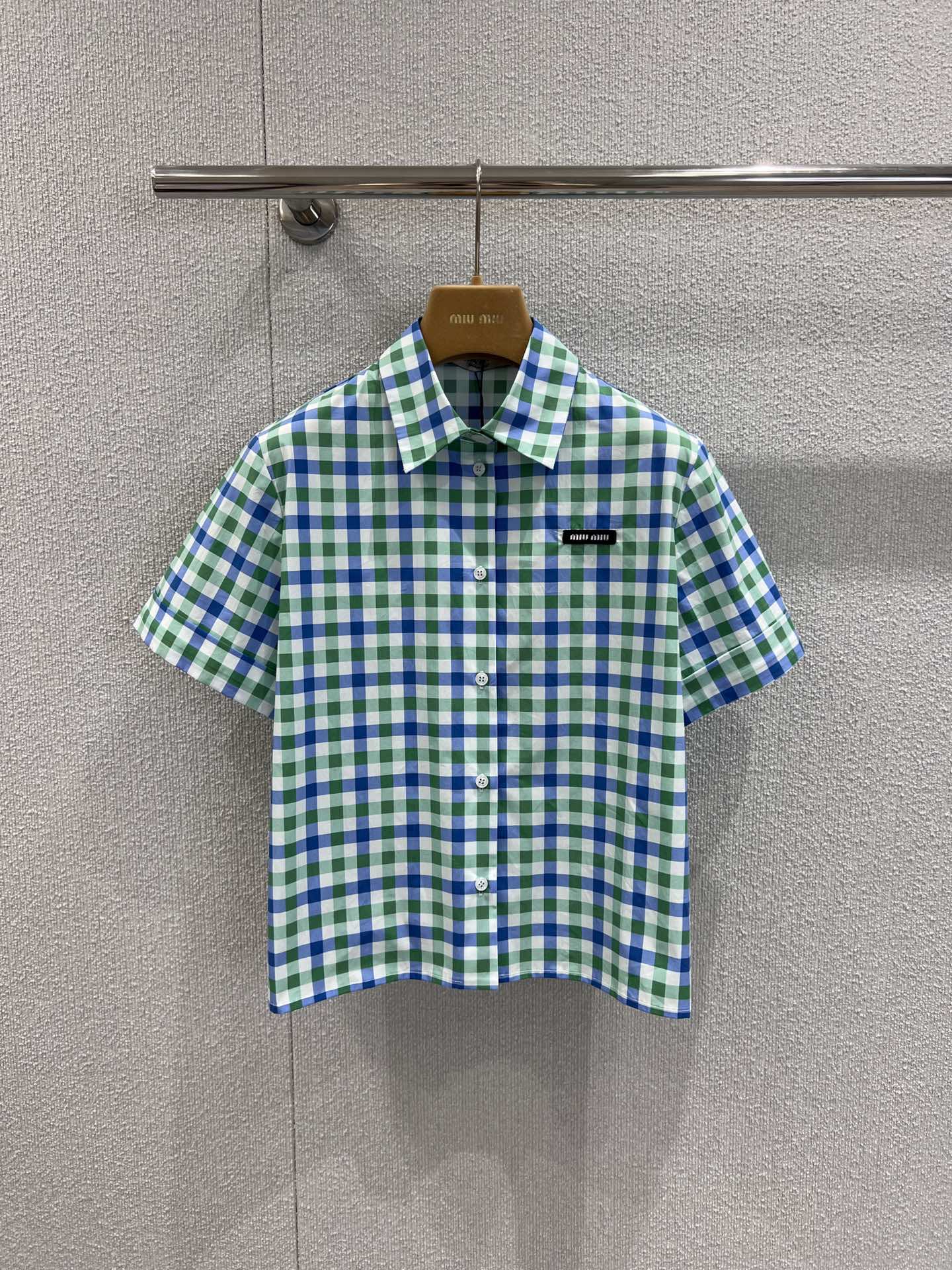 NO:463200,Support replacement Miumi* 25Ss spring and summer new style logo color-blocking checked short-sleeved shirt丨Exclusive yb development!  High-end production!  The fresh and sweet plaid color combination and the short front shoulder style are full of vitality!  The plaid printing design is decorated with classic logo letters on the chest. The overall color is sweet and generous. The slightly wide-shouldered and versatile style is not picky!  Workmanship quality depends on the details. S/M/L real photos of S/M/L are sold in stock, miumiu,shirts, T-shirt, alexander wang19860909支持换款 Miumi* 25Ss春夏新款 徽标拼色格纹短袖衬衫丨独家yb开发！高版出品！清新甜美的格纹配色搭配正肩短款版型,元气感满满！对版格纹印花设计,胸前经典徽标字母点缀,整体甜美大方,正肩微阔版型百搭不挑人！做工品质看细节.现货发售S/M/L实拍细节图,,miumiu,shirts,T-shirt,alexander wang,Women's clothing