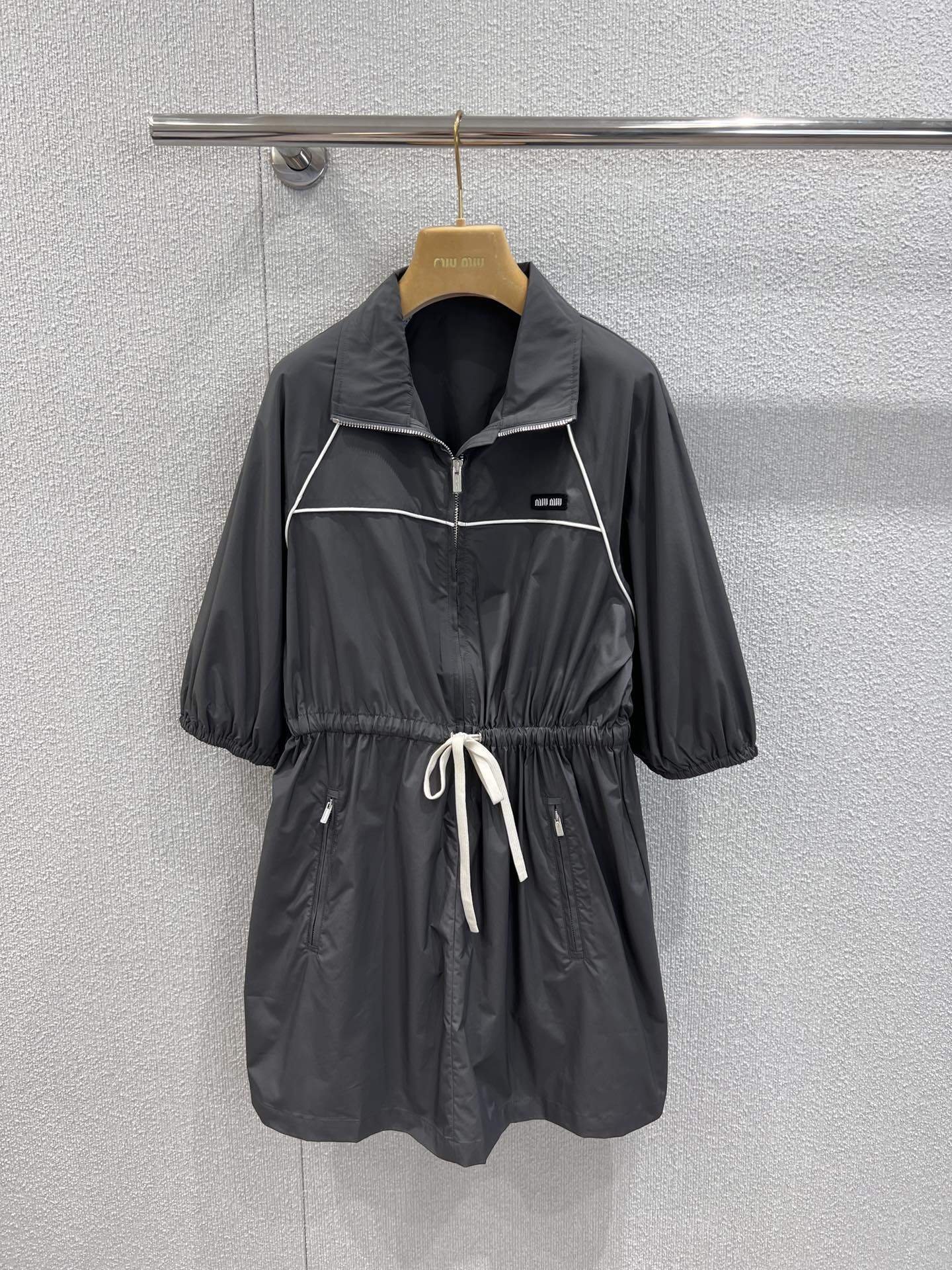 NO:625311,Supports exchange Miumi* 26Ss new spring and summer micro-mark stand collar half-zip dress丨exclusively developed by yb!  High quality production!  The imported nylon custom fabric has a silky nylon feel and texture. Not to mention the elastic waist design is very tolerant to the body shape!  College style nylon series. The quality of workmanship depends on the details. Ready-made S/M/L real-shot detailed pictures, miumiu, skirts, alexander wang19860909支持换款 Miumi* 26Ss春夏新款 微标立领半拉链连衣裙丨独家yb开发！高版出品！进口尼龙定制面料丝绸般的尼龙触感,质感没得说松紧腰设计对身材包容性极好！学院风尼龙系列 做工品质看细节.现货发售S/M/L实拍细节图,,miumiu,skirts,alexander wang,Women's clothing