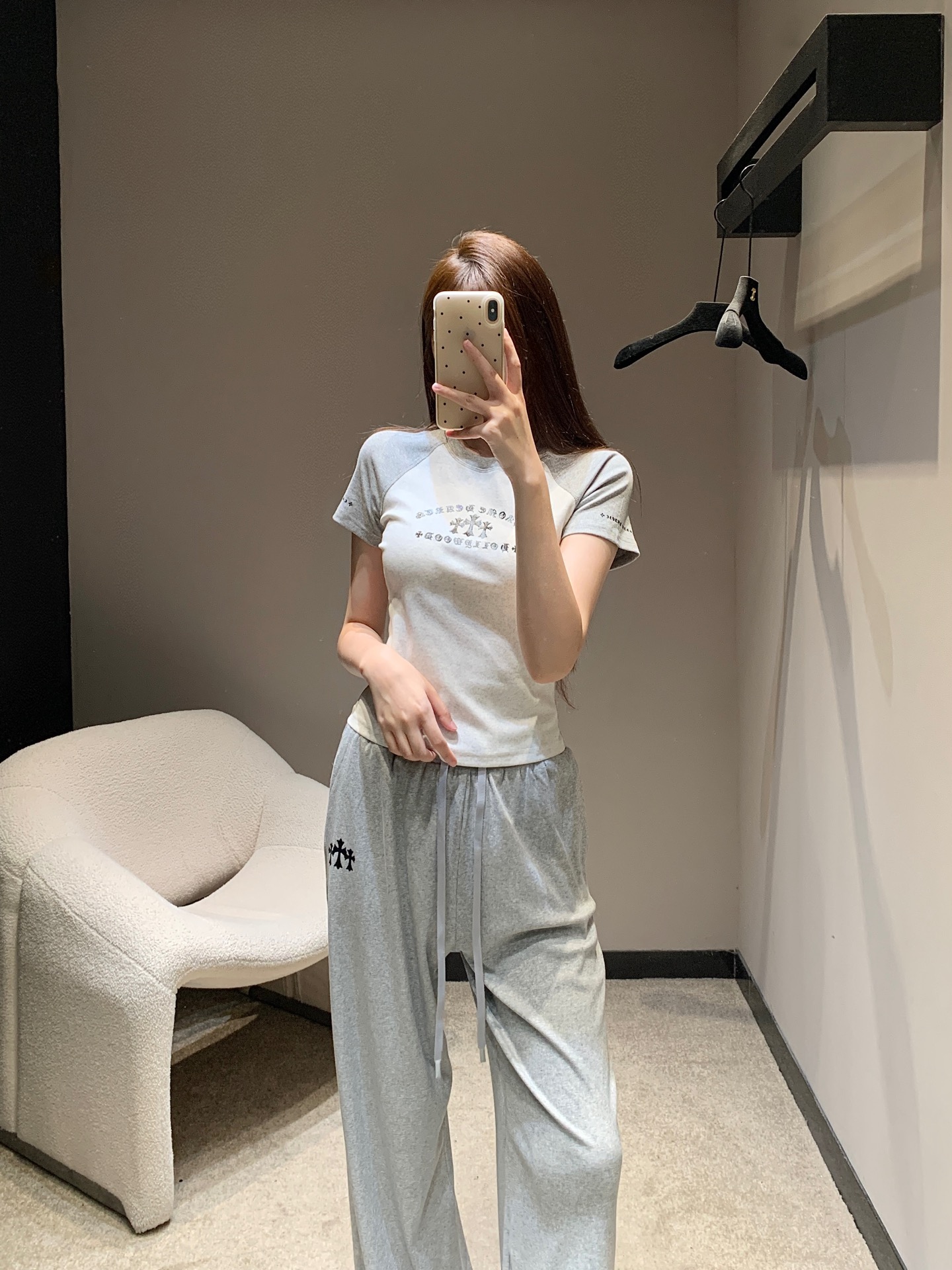 NO:333612,Chrome Hea*ts 25Ss Spring and Summer New Style Sanskrit Printed Short Short Sleeve T-shirt   Drawstring Wide Leg Pants Set | Exclusive High-end Production!  A perfect hot girl style! The impact of the visual effect is a visual feeling at first sight. The T-shirt sleeves are intimate and have a very good inclusive look. Who can not love it if you look slim and versatile!  Fashionable essence must be included and strong inclusive and not picky about body shape~ unique personality and fashionable styles will not be matched when you go out. Whoever wears them looks good!  Custom fabrics Highly recommended!  Get it now!  S/M/L, chrome hearts, T-shirt,tees, t-shirt,alexander wang19860909Chrome Hea*ts 25Ss春夏新款 梵文印花短款短袖T恤 抽绳阔腿裤套装丨独家高版出品！一套妥妥的辣妹风!冲击视觉效果一眼心动的即视感 T恤袖贴身设计 包容性超好 显瘦百搭谁能不爱！时髦精必收包容性强不挑身材～个性独特又时髦出街不撞款 谁穿谁好看 ！定制面料 强烈推荐！赶紧入手吧！现货发售S/M/L,,chrome hearts,T-shirt,tees，t-shirt,alexander wang,Women's clothing