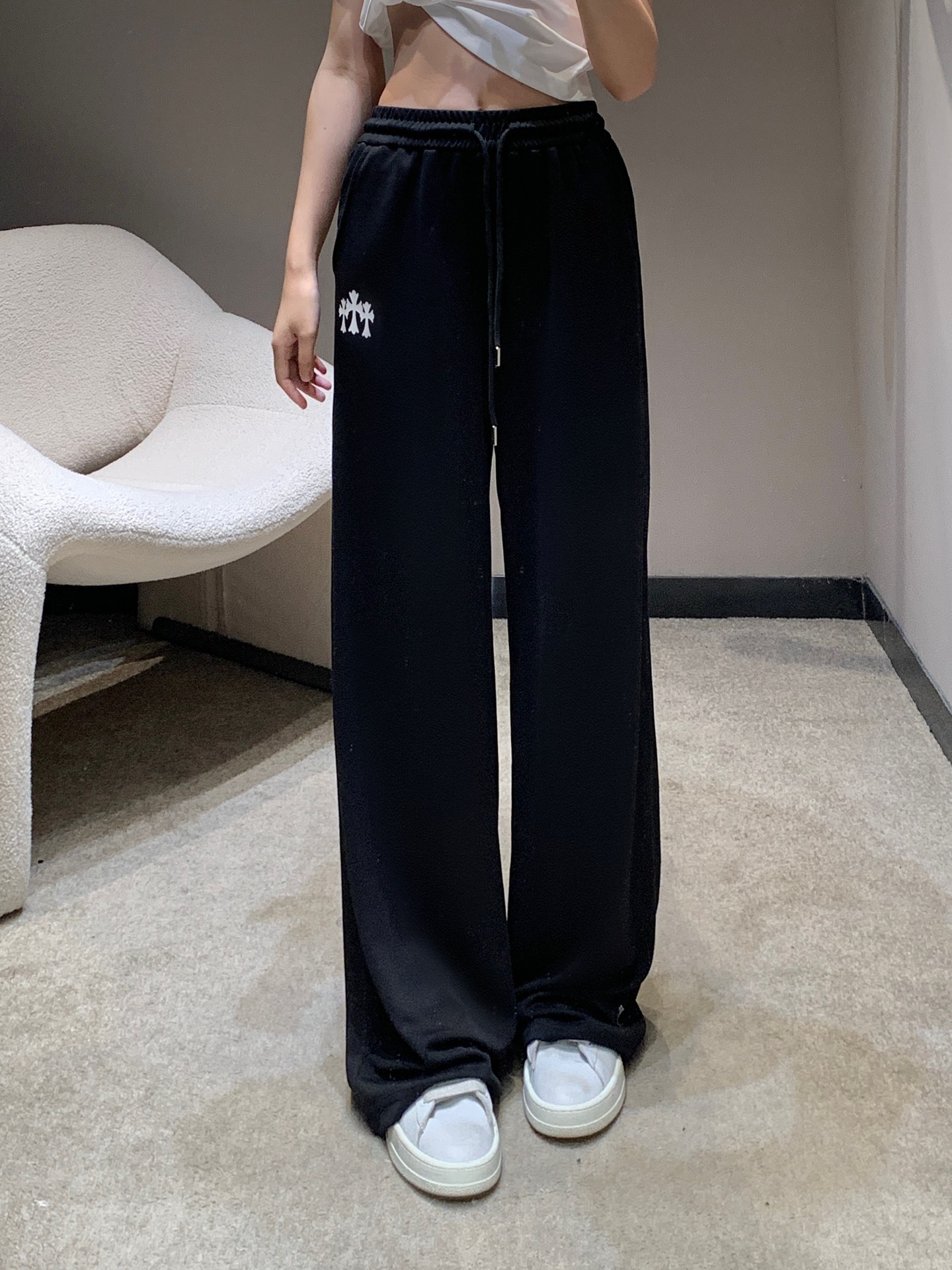 NO:333705,Chorme heart* 25ss Spring and Summer New Style Cross Sanskrit Print Casual Trousers | Exclusive High-end Production!  The elastic belt has a very inclusive design and a very good drooping feeling. It is 1.8 meters long legs and it feels fluttering when walking, and it looks so slim that it looks so thin that it turns into a paper piece in seconds. It is so beautiful to match it casually!  Everyday combination is OK!  Easy to grasp the lazy and casual temperament, and use light and soft fabrics to be super comfortable. The workmanship quality depends on the details!  S/M/L, alexander wang19860909Chorme heart* 25ss春夏新款 十字架梵文印花休闲长裤丨独家高版出品！松紧腰带的 设计包容性大 垂感非常好 穿上就是一米八大长腿即视感飘飘荡荡走路都带风太显瘦了 秒变纸片人 随意搭配美的嘞！日常无论搭配都很OK！轻轻松松拿捏慵懒随意气质 采用轻薄软糯的面料超级舒适 做工品质看细节！现货发售S/M/L,,alexander wang,Women's clothing