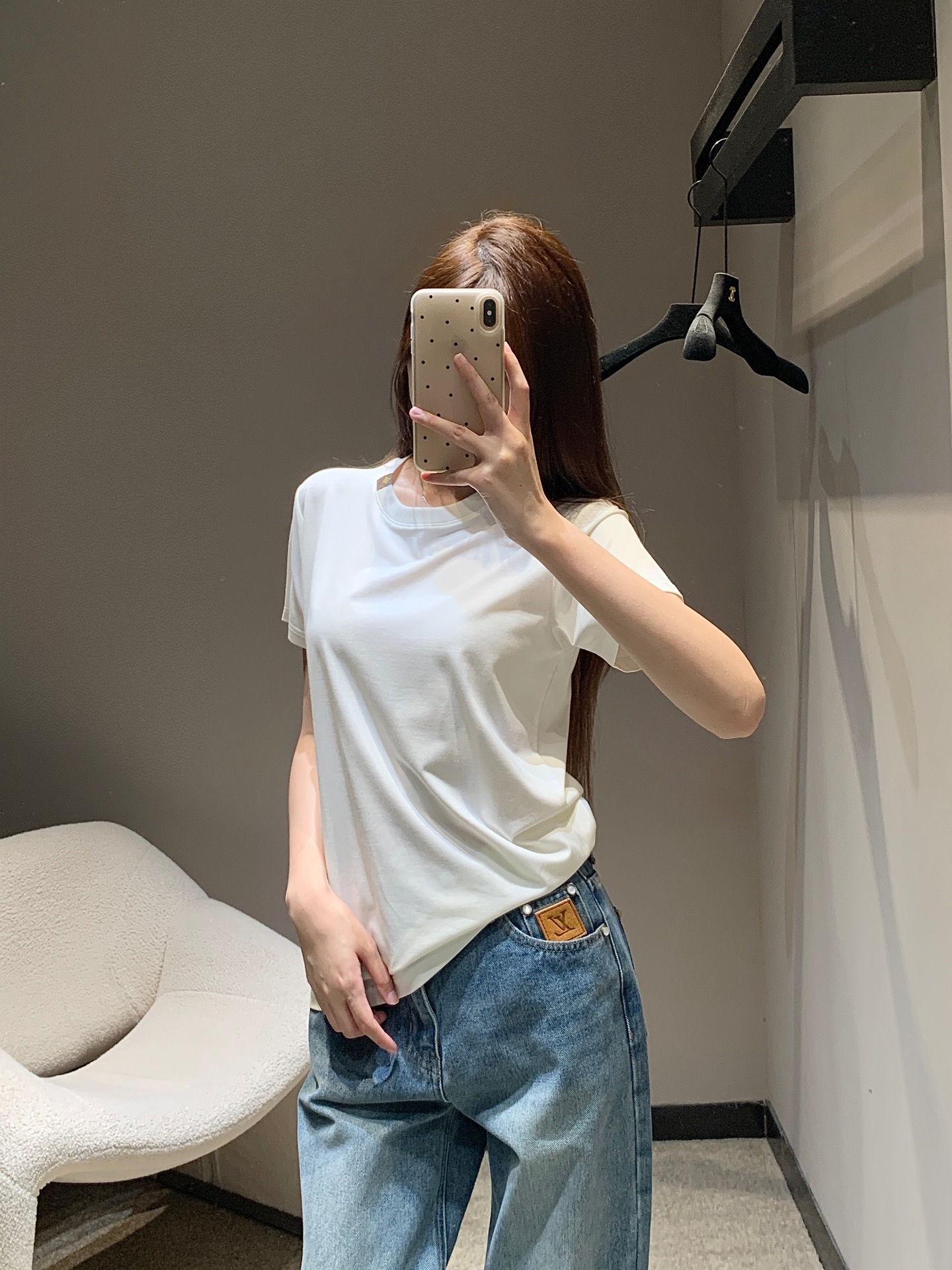 NO:333711,Louis Vuitto* 25Ss spring and summer new style, neckline micro-label short-sleeved T-shirt丨Exclusive high-end production!  Super comfortable round neck T-shirt, the best choice for summer outfit, the upper body is super showing the body proportions!  Ins blogger style is full of daily necessities for going out on the street, full of comfortable and casual style, super cool upper body, a custom fabric that people will fall in love with at a glance. Whoever wears it will look slimming, easy to control!  S/M/L, louis vuitton, T-shirt,tees, t-shirt,alexander wang19860909Louis Vuitto* 25Ss春夏新款 领口微标短袖T恤丨独家高版出品！超级舒适的圆领T恤 夏天穿搭最佳选择 版型上身超级显身材比例！ins博主风满满的日常出街必备 满满的舒适休闲风 上身超酷 让人一眼就会爱上的一款采用定制面料 谁穿谁显瘦,轻松驾驭！现货发售S/M/L,,louis vuitton,T-shirt,tees，t-shirt,alexander wang,Women's clothing