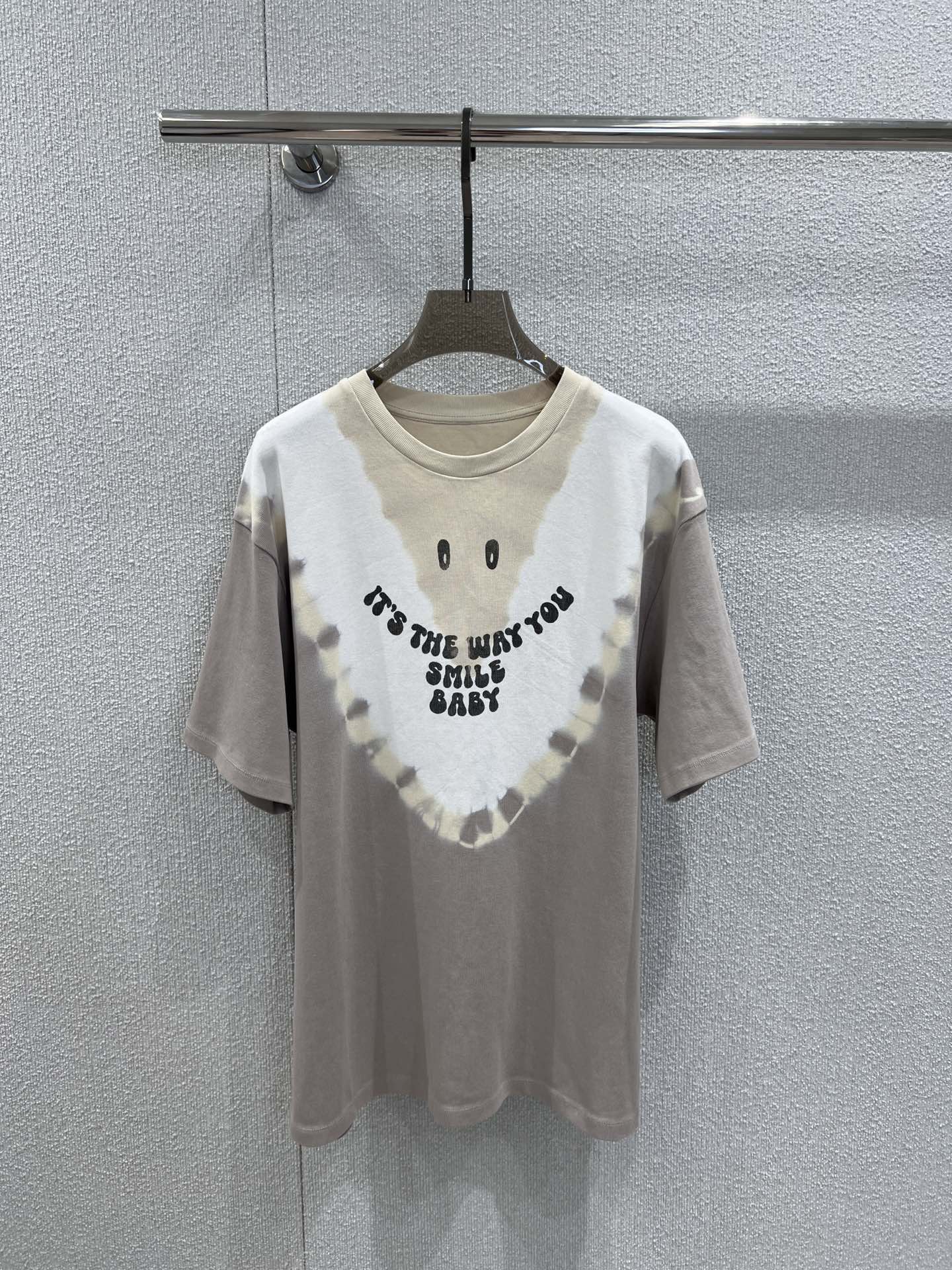 Fashion Review: Maison Margiela 25ss Spring/Summer Collection – High-quality Women’s Dress and T-shirt with Unique Design