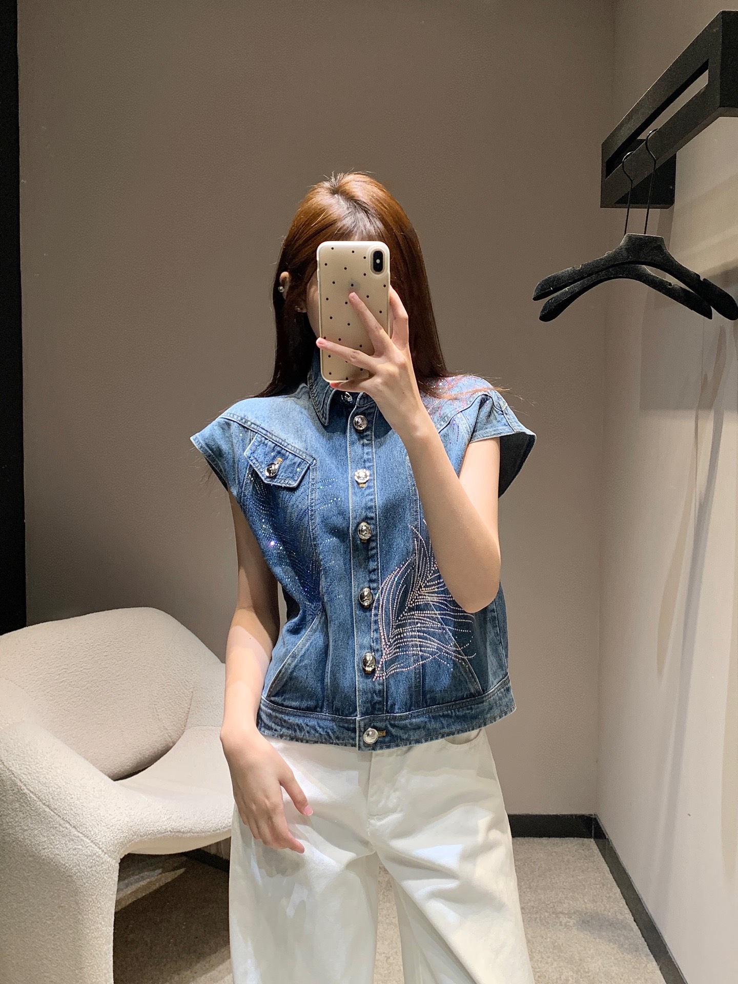 NO:333716,Chane*25Ss spring and summer new style, gradient feather hot diamond denim vest jacket丨Exclusive high-end production!  Positioning heavy industry water washing technology, gradient color feather design, imported fabric has a wide texture, delicate and comfortable water washing color, low-key and luxurious, age-reducing Girls' Generation!  A must-have artifact for white, rich and beautiful women!  Classic regular version Highly recommended for your own style!  Workmanship quality depends on details. S/M/L is available in stock, chanel, jackets & coats, alexander wang19860909Chane*25Ss春夏新款 渐变色羽毛烫钻牛仔马甲外套丨独家高版出品！定位重工洗水工艺 渐变色羽毛设计 进口面料质感挺阔 细腻舒适 洗水色系 低调奢华,减龄少女时代！白富美必备神器！经典常规版型 强烈推荐自留款！做工品质看细节 现货发售S/M/L,,chanel,jackets & coats,alexander wang,Women's clothing