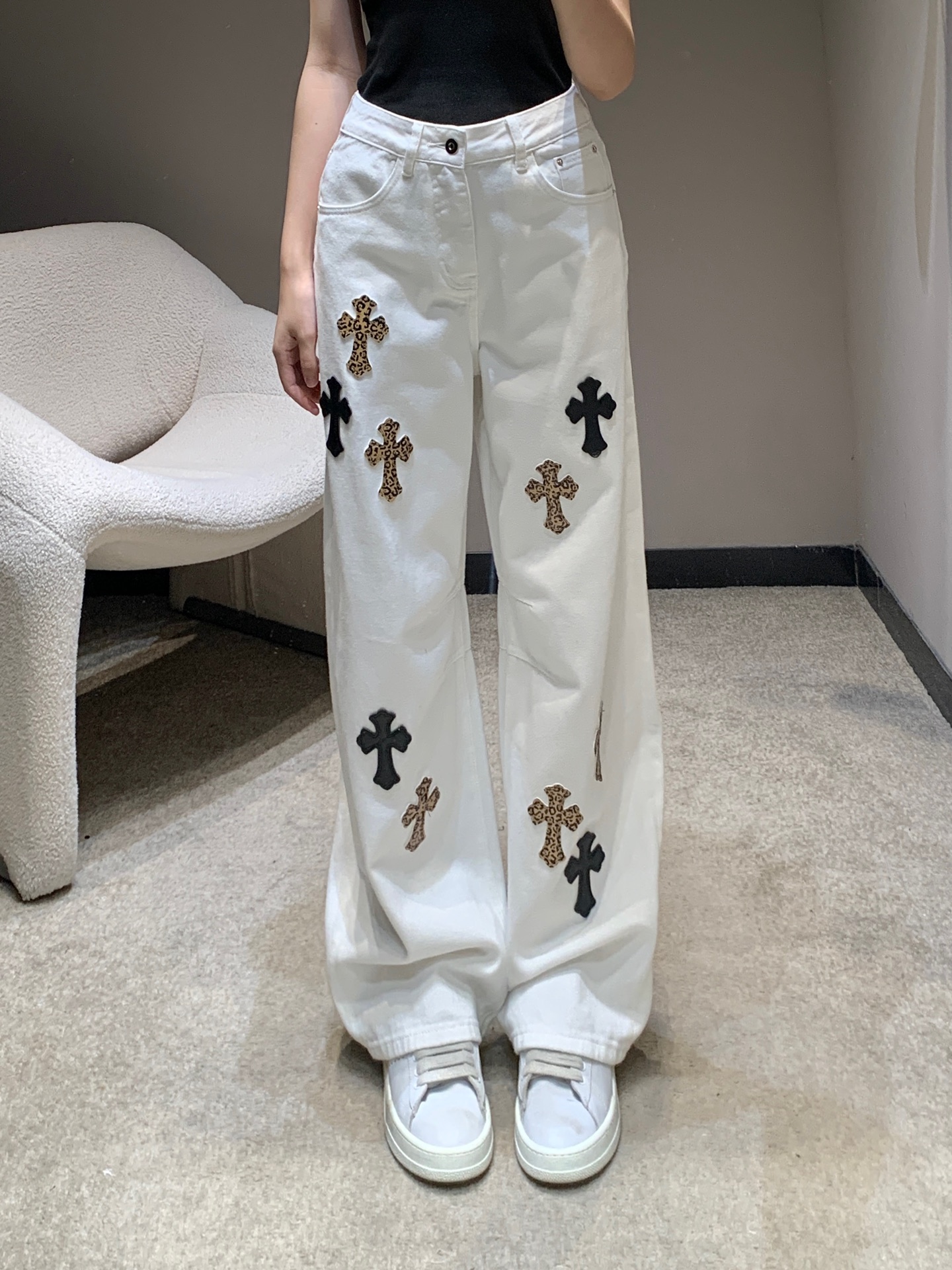 NO:333746,Chorme heart* 25ss Spring and Summer New Style Leopard Cross High Waist Loose Wide Leopard Legs Jeans | Exclusive High Edition Production!  These pants are easy to wear! Real name Amway!  The clean and refreshing white is almost unscrupulous. The perfect versatile Wang Wan saves imperfect legs. It looks slim and straight. Suitable for girls of all sizes. The clean and neat loose style has a casual and unruly street lazy feeling. It is cool and cool. It is so strongly recommended. ~ This piece must be arranged for the wardrobe for sale. S/M/L, jeans, alexander wang19860909Chorme heart* 25ss春夏新款 豹纹十字架高腰宽松阔腿牛仔裤丨独家高版出品！这条裤子好穿程度实名安利！干净又清爽的白色几乎不挑搭配 妥妥的百搭王丸救不完美腿型 显瘦显腿直 适合各种身材的女孩 干净利落的宽松版型 自带随性不羁的街头慵懒感 又酷又飒简直整个爱住强烈推荐 ～必须给衣柜安排这一件现货发售 S/M/L,,jeans,alexander wang,Women's clothing