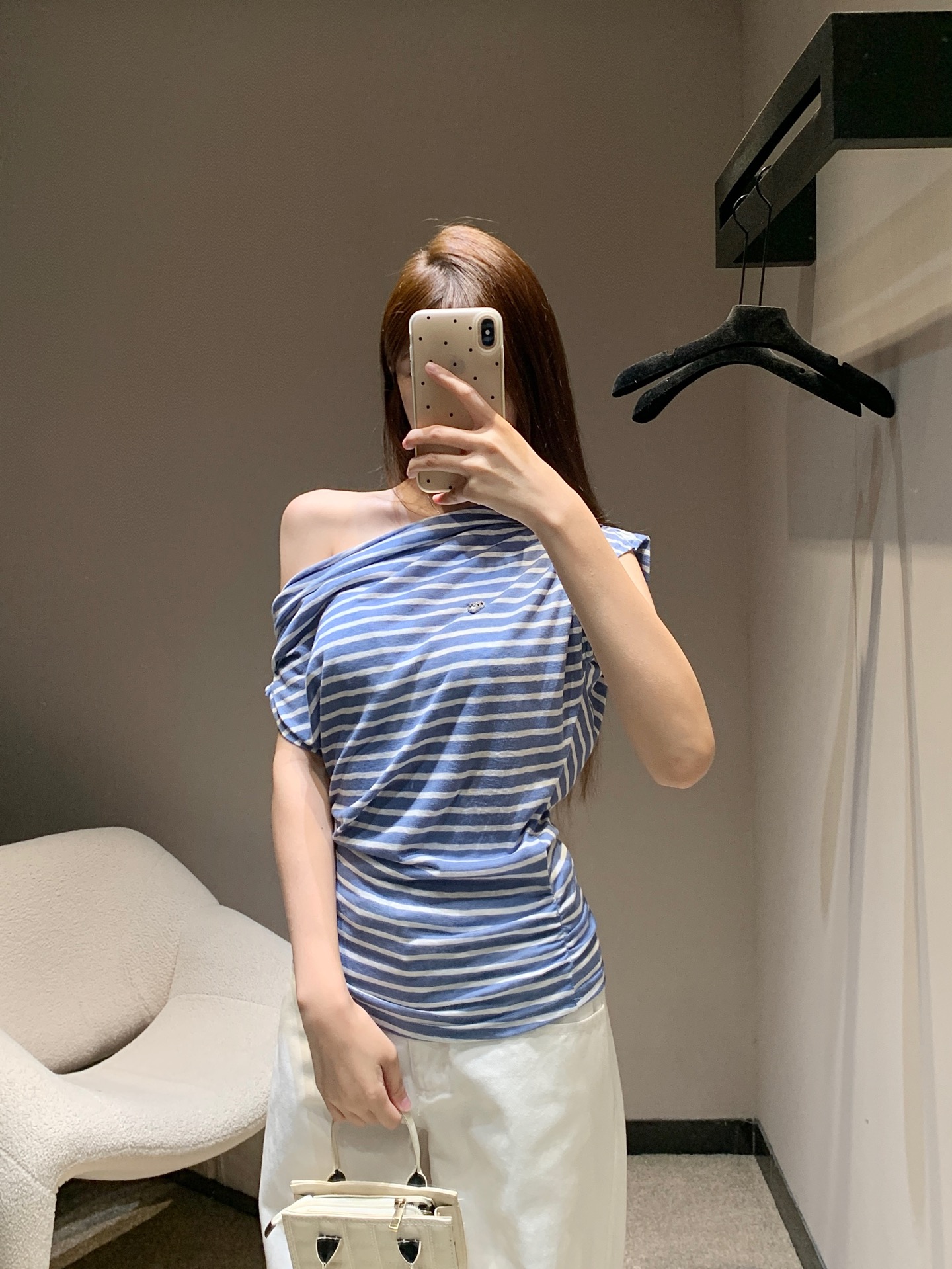 NO:334163,Chane* 25Ss Spring and Summer New Style Retro Striped One-Line Side-Shoulder Short-Sleeve T-Shirt丨Exclusive High-Performance!  It’s so beautiful to have a shoulder leak in summer!  Striped elements are simple, atmospheric and fashionable. The style is combined with the off-shoulder design. The upper body perfectly shows the beautiful curves. It releases a full of sexy and careful. Any casual trousers can be instantly transformed into a Korean girl’s customized fabric with a huge and comfortable upper body. Everyone has a single item that closes their eyes. It is a fashionable and easy to match with age. Sisters, please feel free to put it in!  S/M/L, Chanel, T-shirt,tees, t-shirt,alexander wang19860909Chane* 25Ss春夏新款 复古条纹一字领斜肩短袖T恤丨独家高版出品！夏日漏肩小心机也太好看了叭！条纹元素 简约大气又不失时髦度 版型配合露肩的设计 上身完美展现优美的曲线 释放出满满的性感小心机随便一件休闲长裤搭配都能秒变韩系小姐姐定制面料上身巨舒服人手一件 闭眼入的单品 减龄时髦好搭配姐妹们放心入就对了！现货发售S/M/L,,chanel,T-shirt,tees，t-shirt,alexander wang,Women's clothing