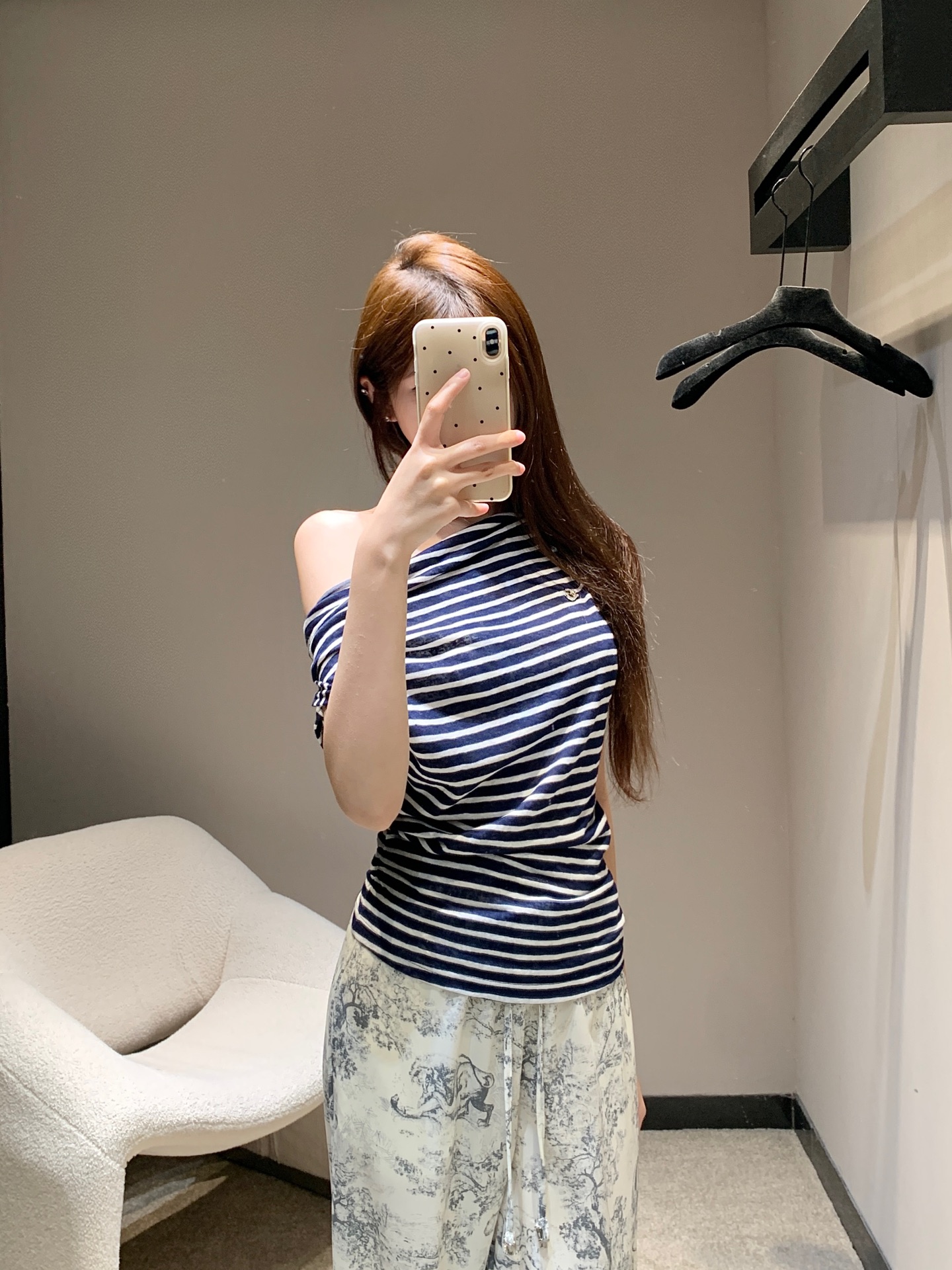 NO:334169,Chane* 25Ss Spring and Summer New Style Retro Striped One-Line Side-Shoulder Short-Sleeve T-Shirt丨Exclusive High-Performance!  It’s so beautiful to have a shoulder leak in summer!  Striped elements are simple, atmospheric and fashionable. The style is combined with the off-shoulder design. The upper body perfectly shows the beautiful curves. It releases a full of sexy and careful. Any casual trousers can be instantly transformed into a Korean girl’s customized fabric. The upper body is very comfortable. Everyone has a single item that closes their eyes. It is a fashionable and easy to match with age. Sisters, please feel free to put it in!  S/M/L, Chanel, T-shirt,tees, t-shirt,alexander wang19860909Chane* 25Ss春夏新款 复古条纹一字领斜肩短袖T恤丨独家高版出品！夏日漏肩小心机也太好看了叭！条纹元素 简约大气又不失时髦度 版型配合露肩的设计 上身完美展现优美的曲线 释放出满满的性感小心机随便一件休闲长裤搭配都能秒变韩系小姐姐定制面料上身巨舒服人手一件 闭眼入的单品 减龄时髦好搭配姐妹们放心入就对了！现货发售S/M/L,,chanel,T-shirt,tees，t-shirt,alexander wang,Women's clothing
