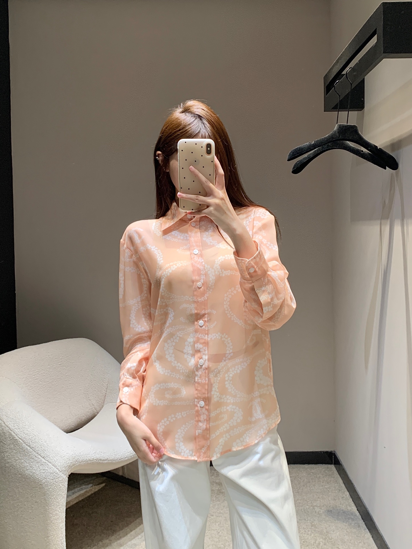 NO:334171,Chane* 25Ss Spring and Summer New Printed Lapel Long Sleeve Shirt丨Exclusive High Edition Production!  Imported silk material, rich in 10% silk ingredients, texture, shiny, skin-enhancing and breathable, characteristics are easier to handle than silk, more cost-effective, lapel long-sleeved shirt, straight and loose waist, inclusive body, adding a free and handsome atmosphere, full of active and irregular camellia pattern, interspersed with double C logos, highlighting the brand style, complex visual effects, creating a romantic and beautiful style, full of personality and creativity, and it is brilliant and fashionable at all times, available in all seasons, S/M/L, chanel, shirts, real silk, alexander wang19860909Chane* 25Ss春夏新款 印花翻领长袖衬衫丨独家高版出品！进口丝绸材质 富含百分之10真丝成分 质感光泽 养肤透气 特性比真丝易打理 对比更有性价比 翻领长袖衬衫 腰身直筒宽松版型 包容身材增添洒脱帅气气息 通体活性满印不规则错落山茶花图案 穿插双C徽标 凸显品牌格调 纷繁复杂的视觉效果 打造浪漫唯美风格 充满个性和创意 随意搭配都出彩时髦 四季皆可 现货发售S/M/L,,chanel,shirts,real silk,alexander wang,Women's clothing