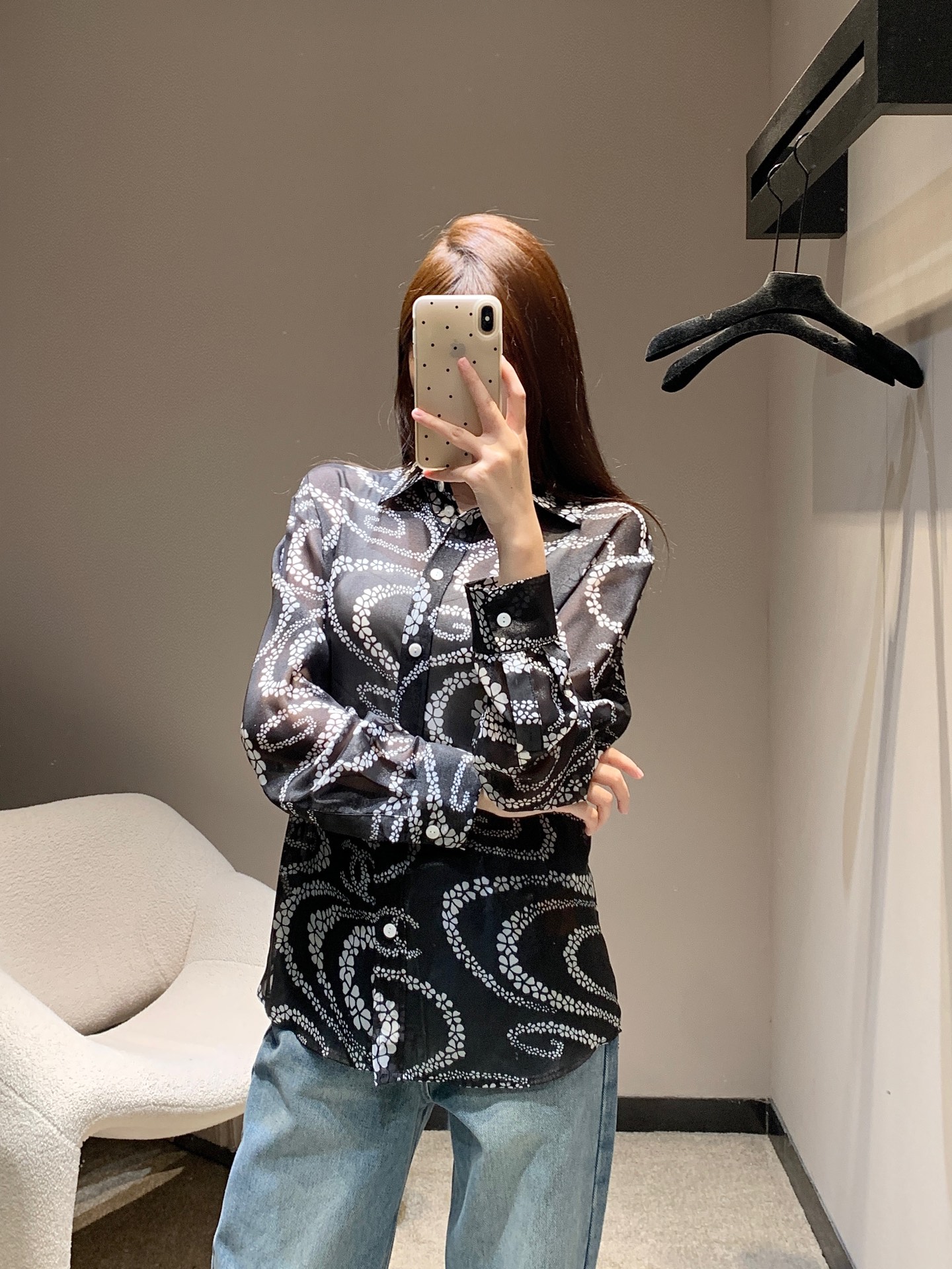 NO:334151,Chane* 25Ss Spring and Summer New Printed Lapel Long Sleeve Shirt丨Exclusive High Edition Production!  Imported silk material, rich in 10% silk ingredients, texture, shiny, skin-enhancing and breathable, characteristics are easier to handle than silk, more cost-effective, lapel long-sleeved shirt, straight and loose waist, inclusive body, adding a free and handsome atmosphere, full of active and irregular camellia pattern, interspersed with double C logos, highlighting the brand style, complex visual effects, creating a romantic and beautiful style, full of personality and creativity, and it is brilliant and fashionable at all times, available in all seasons, S/M/L, chanel, shirts, real silk, alexander wang19860909Chane* 25Ss春夏新款 印花翻领长袖衬衫丨独家高版出品！进口丝绸材质 富含百分之10真丝成分 质感光泽 养肤透气 特性比真丝易打理 对比更有性价比 翻领长袖衬衫 腰身直筒宽松版型 包容身材增添洒脱帅气气息 通体活性满印不规则错落山茶花图案 穿插双C徽标 凸显品牌格调 纷繁复杂的视觉效果 打造浪漫唯美风格 充满个性和创意 随意搭配都出彩时髦 四季皆可 现货发售S/M/L,,chanel,shirts,real silk,alexander wang,Women's clothing