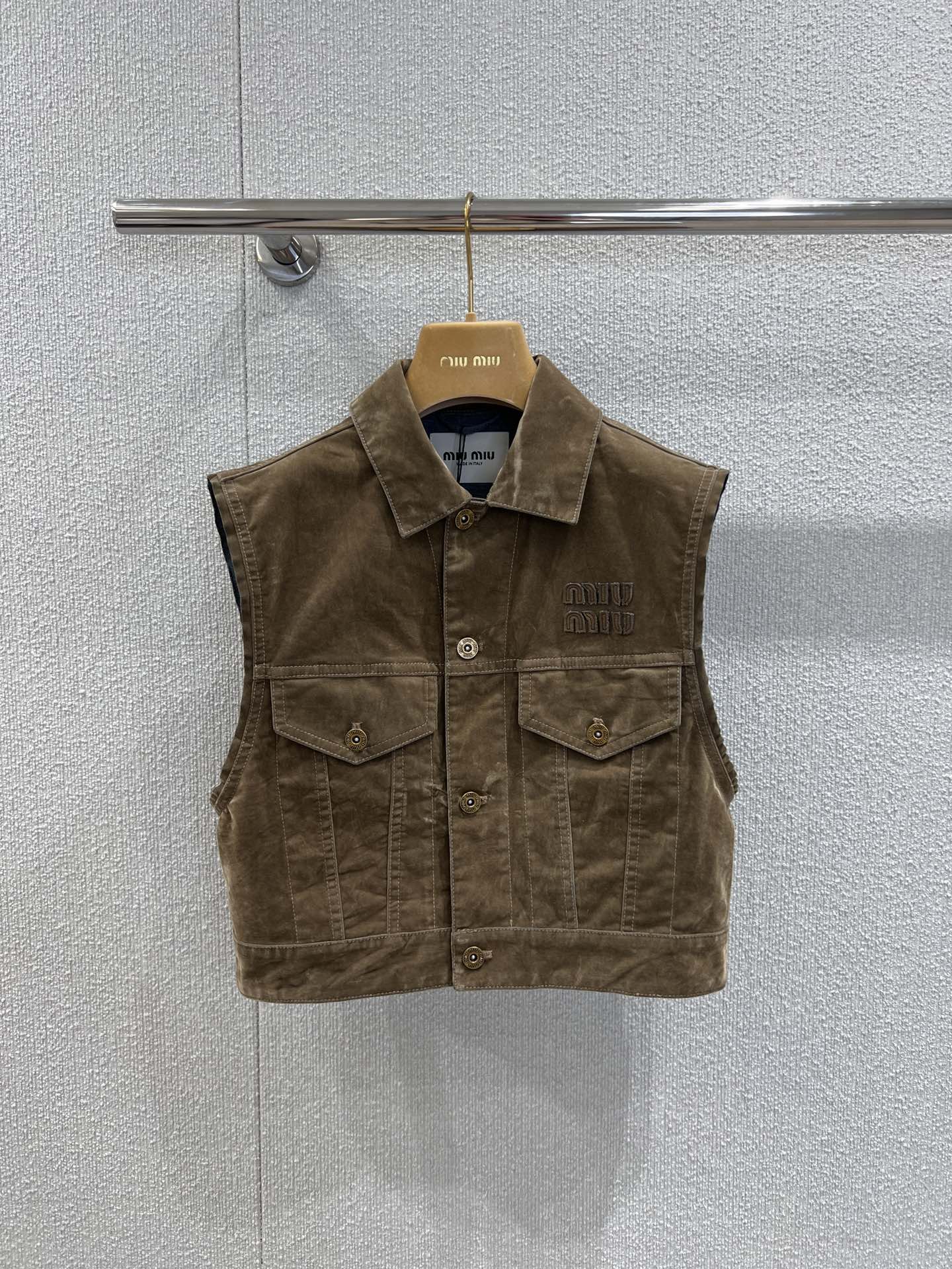 NO:732293,Support exchange MiuMi* 26Ss new spring and summer velvet denim short vest jacket丨Exclusively developed by yb!  High quality production!  Imported velvet denim fabric. Enzyme multiple washes. Retro and western style. The iconic three-dimensional letter logo on the chest fully demonstrates the brand's trend positioning. The short version of the upper body adds visual highlights ~ the overall fashion and western style!  Perfect workmanship depends on the details. Ready-made S/M/L real-shot detailed pictures, miumiu, jackets & coats,19860909支持换款 MiuMi* 26Ss春夏新款 丝绒牛仔短款马甲外套丨独家yb开发！高版出品！进口丝绒牛仔面料.酵素多重水洗 复古洋气 胸前标志性立体字母徽标 尽显品牌潮流定位小短款版型上身增加视觉亮点～整体时髦且洋气！完美做工品质看细节.现货发售S/M/L实拍细节图,,miumiu,jackets & coats,,Women's clothing