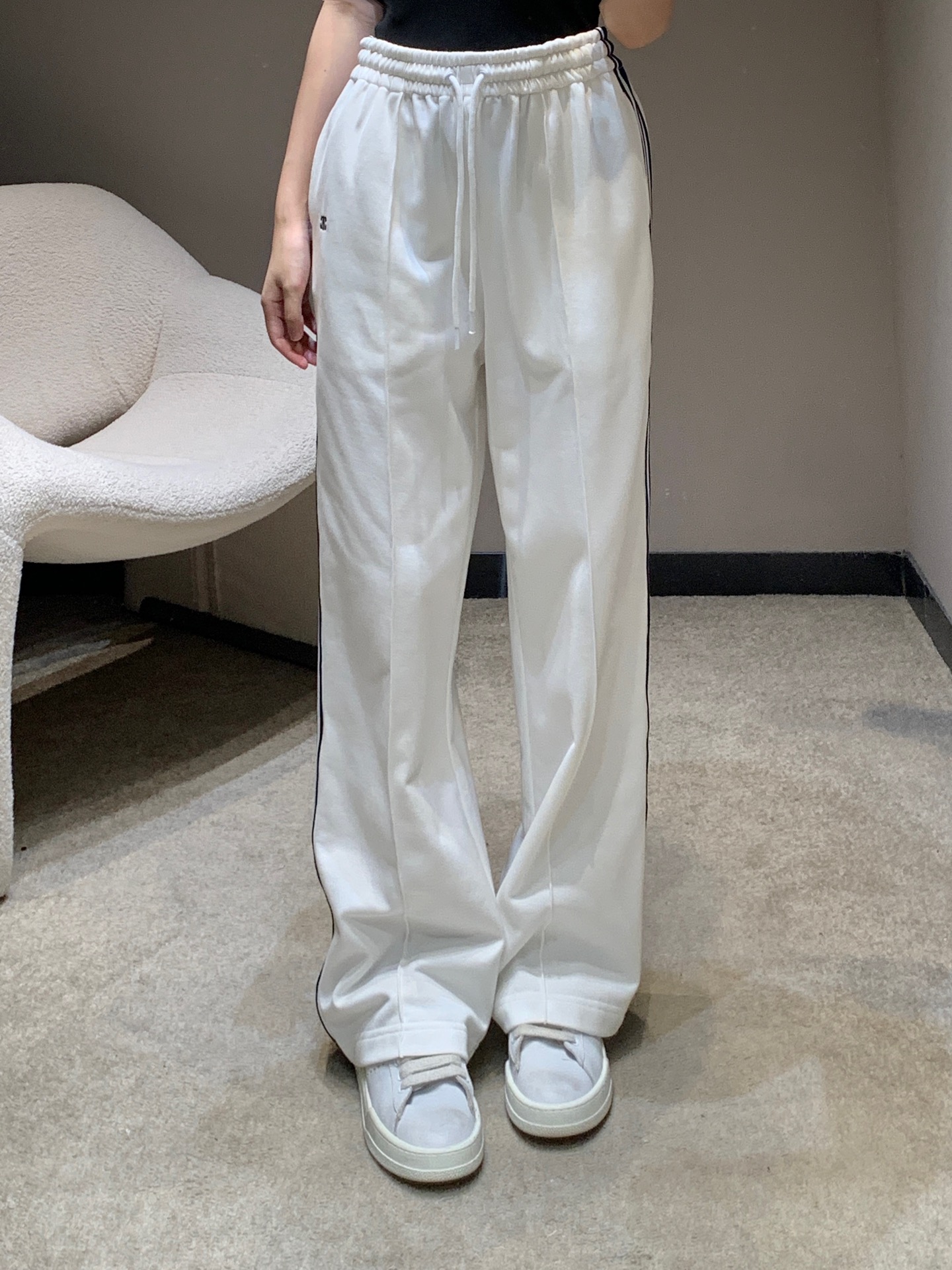 NO:334182,Celin* 25Ss spring and summer new style Arc de Triomphe embroidery academy style elastic waist trousers | Exclusive high-end production!  The style you want to wear when you go out every day ~ a very comfortable style!  Close your eyes and enter! The elastic waist design is more inclusive and sports and casual style items!  Simple design. It is a versatile artifact when worn on a real need. Simple high-waisted style. Easy to match with various T-shirts and very fashionable! A pair of versatile trousers in all seasons. Daily holiday dates are available for sale in stock. S/M/L, celine,tees, t-shirt, alexander wang19860909Celin* 25Ss春夏新款 凯旋门刺绣学院风松紧腰长裤丨独家高版出品！日常出门就会想穿的款～非常舒适的款！闭眼入!松紧腰头设计更具有包容性运动休闲风单品！简约设计 真的刚需穿上就是百搭神器 简约高腰款 轻松搭配各种T恤而且非常的时尚!一条四季百搭长裤 度假约会日常现货发售S/M/L,,celine,tees，t-shirt,alexander wang,Women's clothing