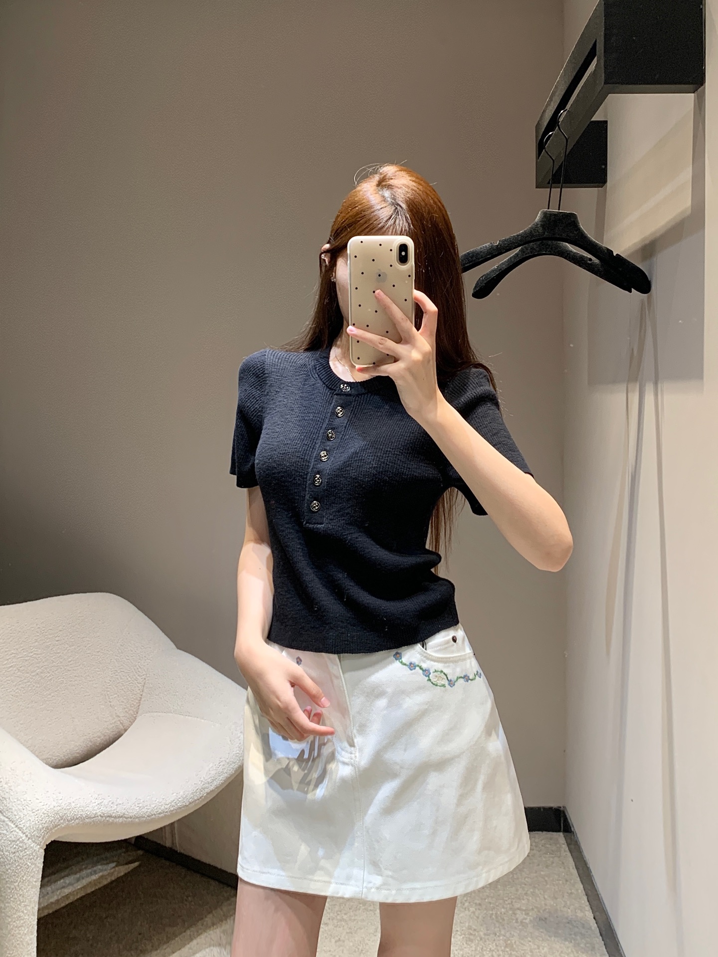 NO:334178,Chane*25ss Summer New CoCo Beach Series Short-sleeved Tops | Exclusive High-end Production!  Custom knitted material Custom hardware buttons, delicate texture, soft and comfortable vertical texture, rich visual effects, and elastic features, fit the body and make it look slimmer, add exquisite tone, show brand tone, versatile styles do not pick the age-old skin tone!  S/M/L, Chanel, T-shirt, alexander wang19860909Chane*25ss夏季新款 CoCo沙滩系列短袖上衣丨独家高版出品！定制针织材质 定制五金纽扣,细腻肌理 柔软舒适通体竖纹肌理丰富视觉效果 搭配弹性十足的特性 贴合身型更显瘦 增添精致调性 展示品牌调性 百搭款式不挑年龄肤色！现货发售S/M/L,,chanel,T-shirt,alexander wang,Women's clothing