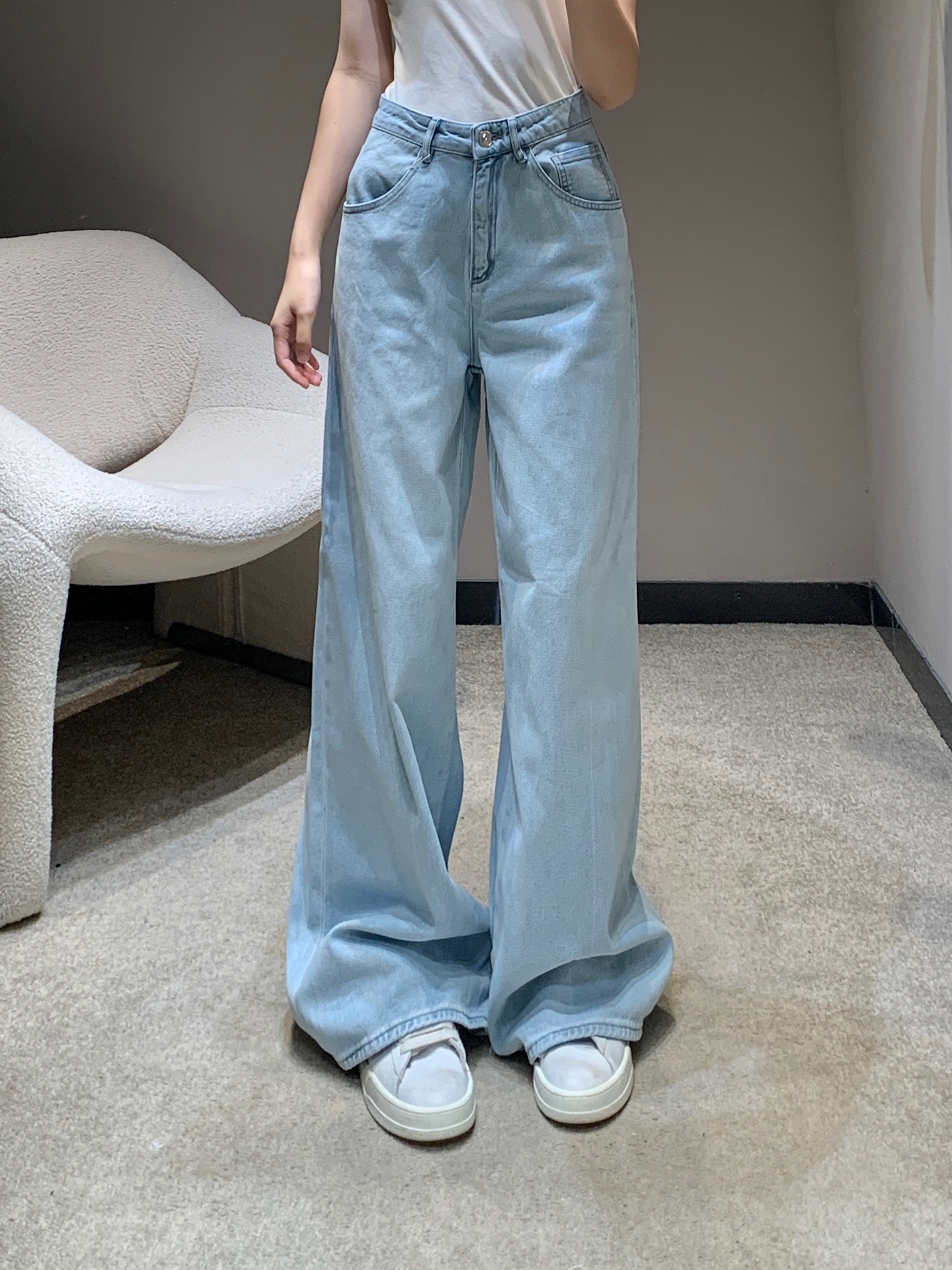 NO:335101,Chane* 25Ss spring and summer new style, polished denim wide-leg trousers | Exclusive yb development!  High-end production!  Twill cotton denim material, soft and comfortable fabric, good breathability, repeated enzyme washing process, natural rubbing color at waist, hips and knees, more retro and old, printed round buckle, back pocket beads, double C, brand style instantly improved, high waist straight wide-leg style, unrestrained, easy to reduce age, while embellishing the leg shape, full of lazy and casual style, vacation dates, S/M/L,,chanel,alexander wang19860909Chane* 25Ss春夏新款 擦色牛仔阔腿长裤丨独家yb开发！高版出品！斜纹棉牛仔材质 面料柔软舒适 透气性好 反复酵素水洗工艺处理 腰胯膝盖处均呈现出自然擦色 更显复古做旧 印刻圆扣背后口袋订珠双C 品牌格调瞬间提升 高腰直筒阔腿版型 穿着无束缚感 轻松减龄 包容修饰腿型的同时 穿出满满的慵懒休闲风 度假约会日常 现货发售S/M/L,,chanel,alexander wang,Women's clothing