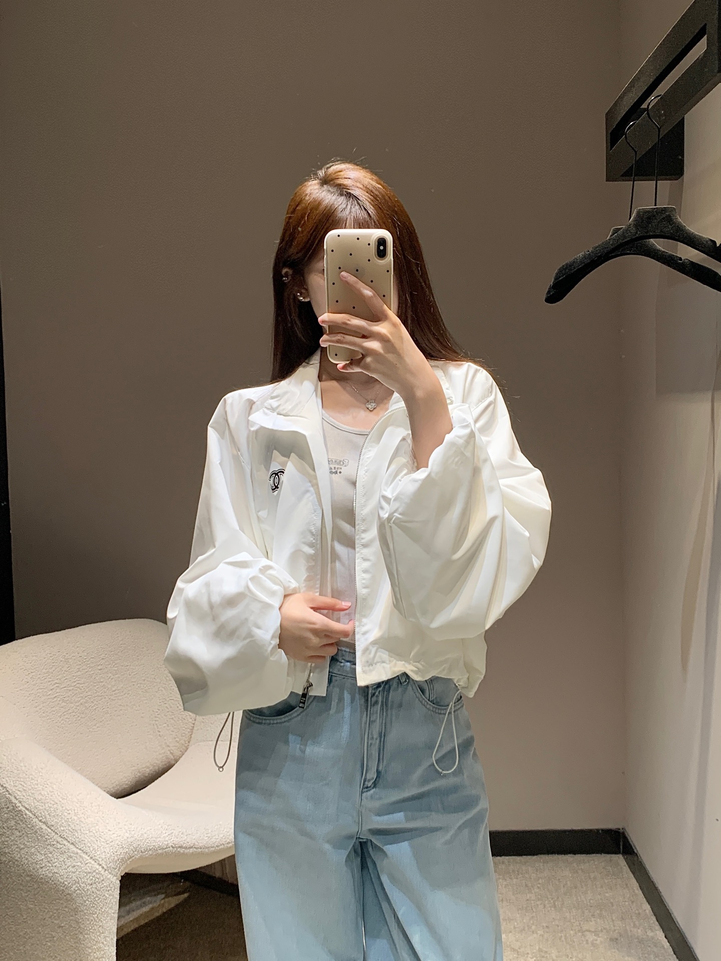 NO:335091,Chane* 25Ss spring and summer new style medieval sunscreen jacket jacket | Exclusive high-end production!  Loose style design is not picky at all logo printing design is full of small details, the first choice for sun protection in summer, customized thin fabric, super cool, the rotator sleeve upper body makes the body look slim, instantly becomes a paper person, lazy, casual and fashionable feeling is easy to control on the spot S/M/L, chanel, jackets & coats, jackets & coats, alexander wang19860909Chane* 25Ss春夏新款 中古风防晒夹克冲锋衣外套丨独家高版出品！宽松版型设计完全不挑人logo印花设计小细节满满,夏季首选防晒 订制薄款面料 超级凉快 落肩袖型上身更显身形纤细 秒变纸片人 慵懒随性时髦感轻松驾驭现货发售S/M/L,,chanel,jackets & coats,jackets & coats,alexander wang,Women's clothing