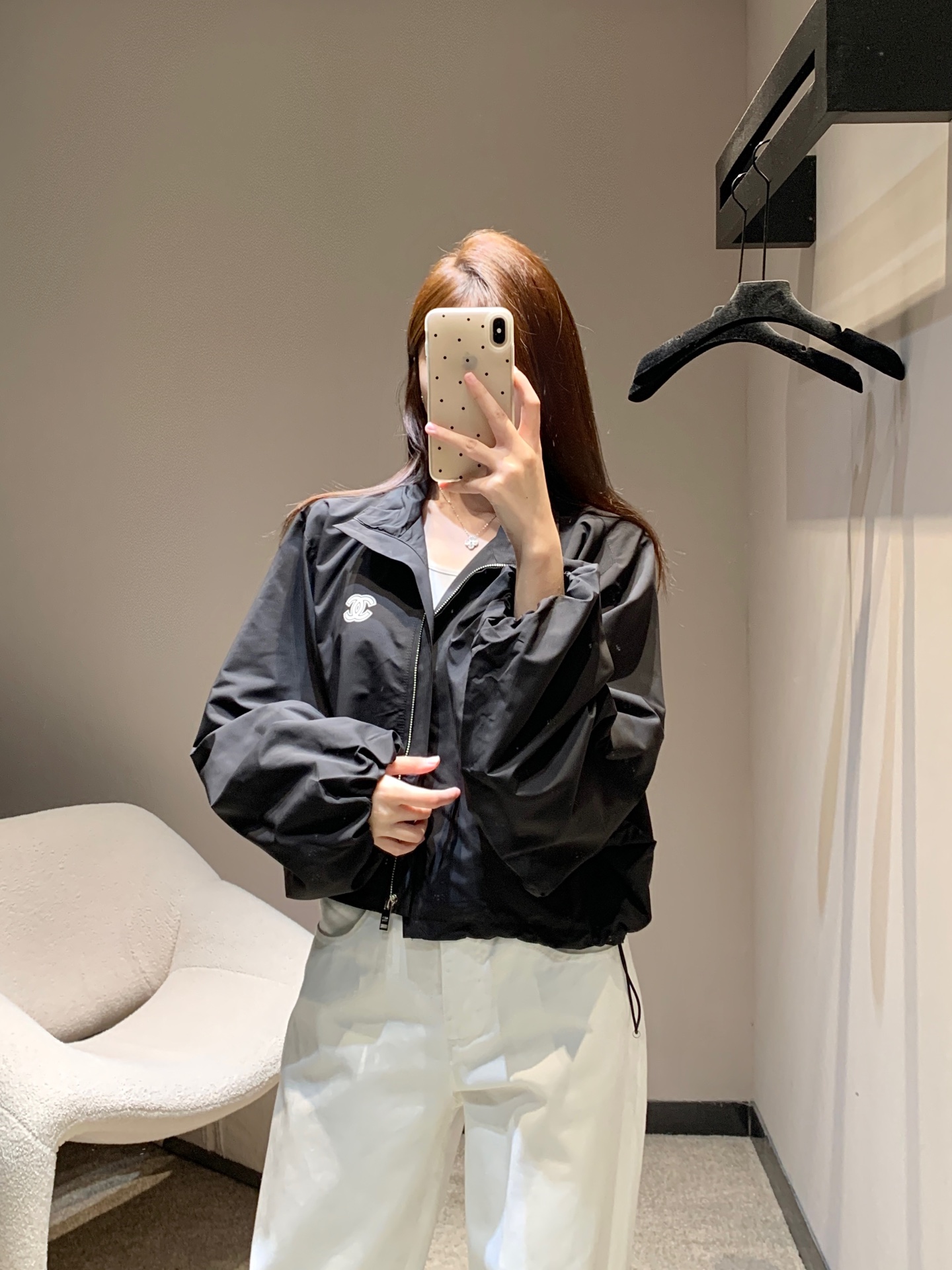 NO:335096,Chane* 25Ss spring and summer new style medieval sunscreen jacket jacket | Exclusive high-end production!  Loose style design is not picky at all logo printing design is full of small details, the first choice for sun protection in summer, customized thin fabric, super cool, the rotator sleeve upper body makes the body look slim, instantly becomes a paper person, lazy, casual and fashionable feeling is easy to control on the spot S/M/L, chanel, jackets & coats, jackets & coats, alexander wang19860909Chane* 25Ss春夏新款 中古风防晒夹克冲锋衣外套丨独家高版出品！宽松版型设计完全不挑人logo印花设计小细节满满,夏季首选防晒 订制薄款面料 超级凉快 落肩袖型上身更显身形纤细 秒变纸片人 慵懒随性时髦感轻松驾驭现货发售S/M/L,,chanel,jackets & coats,jackets & coats,alexander wang,Women's clothing