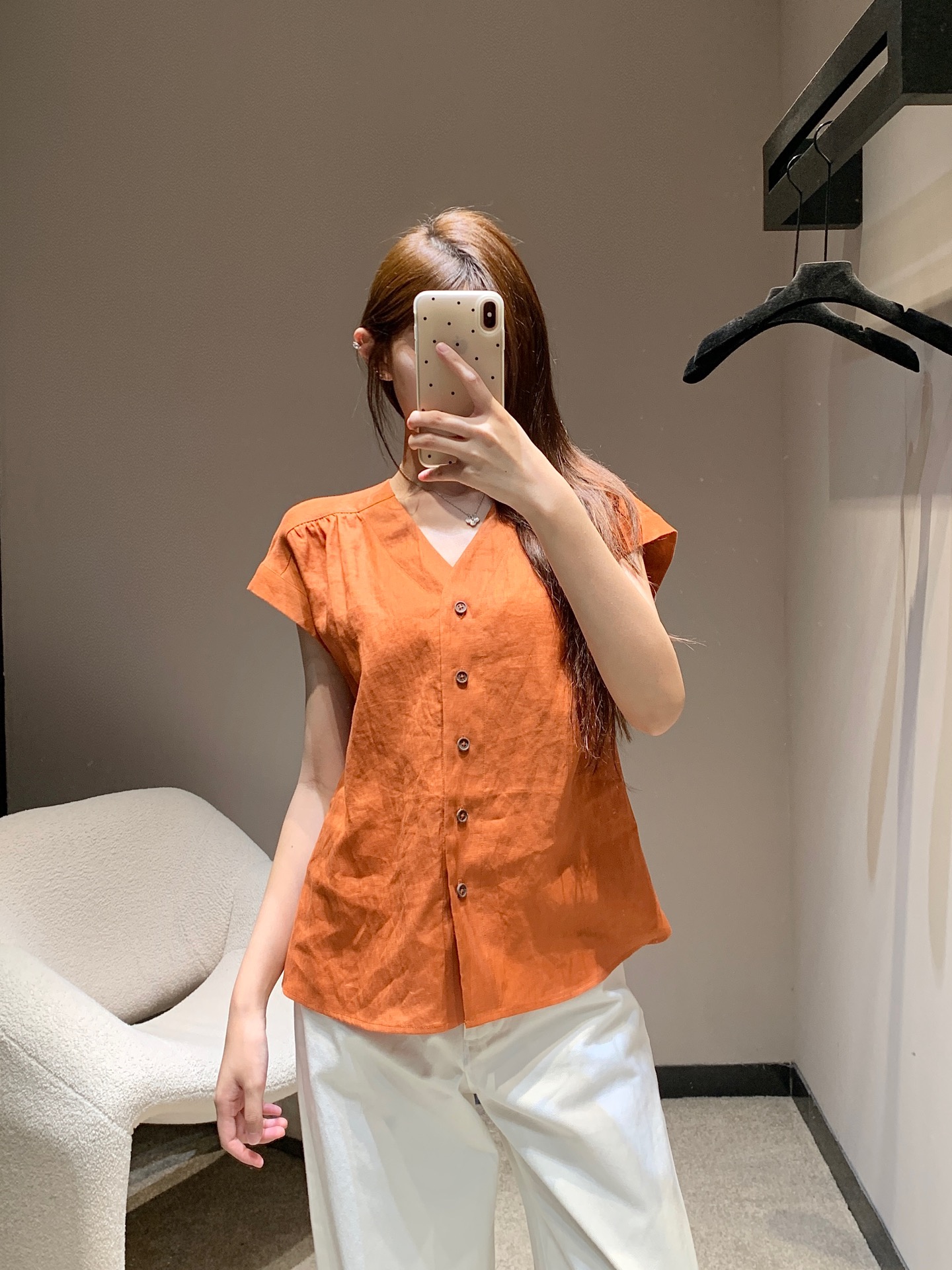 NO:335107,Icic* 25Ss spring and summer new style minimalist style long-term orange linen V-neck shirt丨Exclusive high-end production!  The French temperament is a smart combination of wide-shoulder sleeveless and broken pleats, and the capable and soft tailoring style interprets a lazy and casual elegant item. The imported natural linen fabric has a great texture!  Perfect workmanship quality depends on the details, S/M/L is available in stock, Shirts, alexander wang19860909Icic* 25Ss春夏新款 极简风长期主义橘调亚麻V领衬衫丨独家高版出品！法式气质宽肩无袖与碎褶的灵动结合,干练柔和的剪裁版型演绎慵懒随性的优雅单品.进口天然亚麻面料质感超赞！完美做工品质看细节,现货发售S/M/L,,shirts,alexander wang,Women's clothing