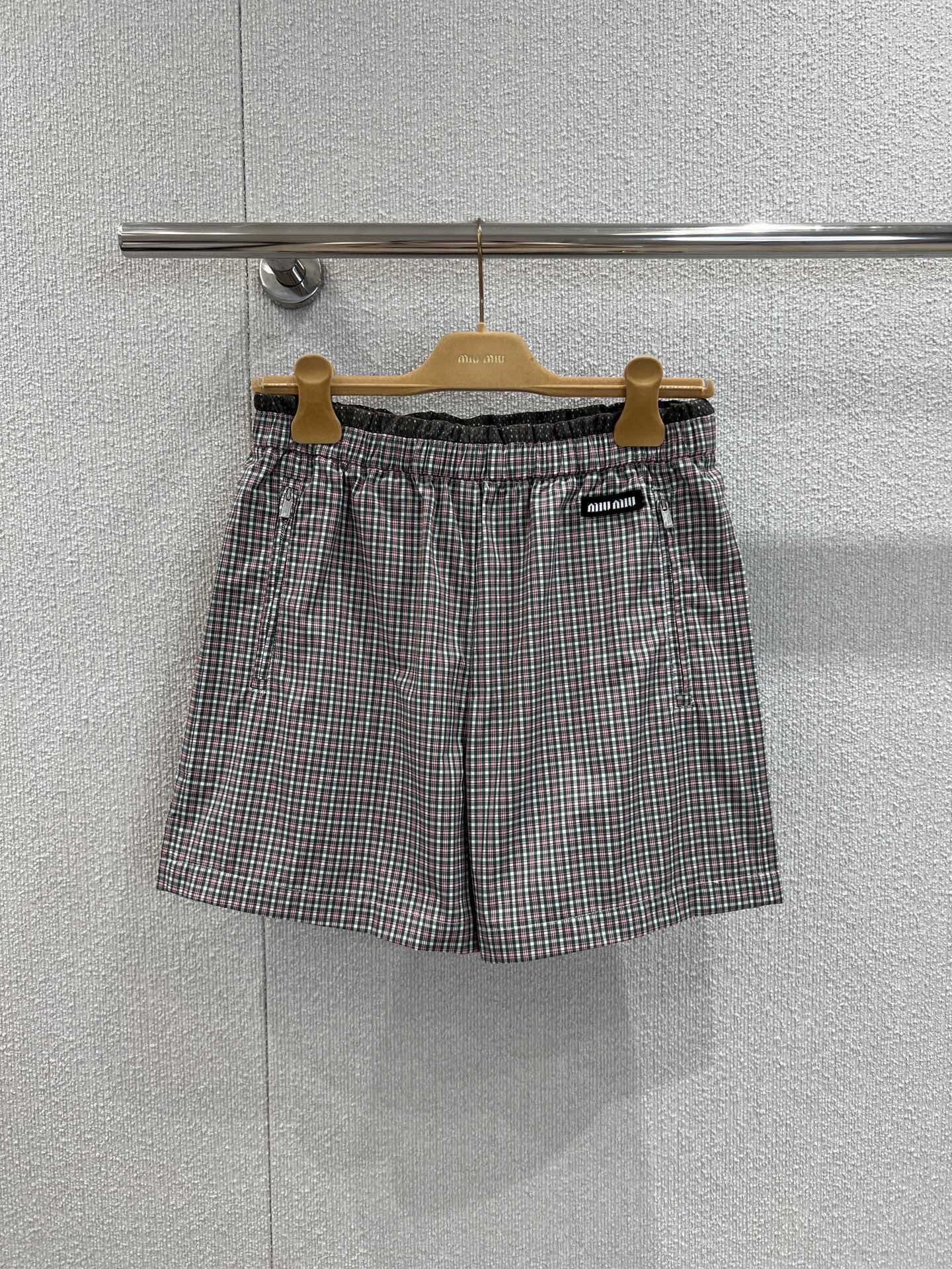 NO:567945,Support exchange Miumi* 25Fw early autumn new style retro plaid flower waist pleated shorts丨Exclusively developed by yb!  High quality production!  The embroidered letter logo label on the waist is low-key and luxurious, and the customized pure cotton material is soft, delicate and has a great texture. The classic version makes the upper body look slimmer!  Sweet and salty temperament, age-reducing girlish style, versatile and not picky!  The interior is lined with breathable mesh!  The quality of workmanship depends on the details. Real-shot detailed pictures of S/M/L ready for sale,,miumiu,shorts,alexander wang19860909支持换款 Miumi* 25Fw早秋新款 复古格纹花束腰压褶短裤丨独家yb开发！高版出品！腰间刺绣字母logo标签低调奢华,定制纯棉材质柔软细腻质感超赞.经典版型上身巨显瘦！可甜可盐气质减龄少女风百搭不挑人！内里符合透气网！做工品质看细节.现货发售S/M/L实拍细节图,,miumiu,shorts,alexander wang,Women's clothing