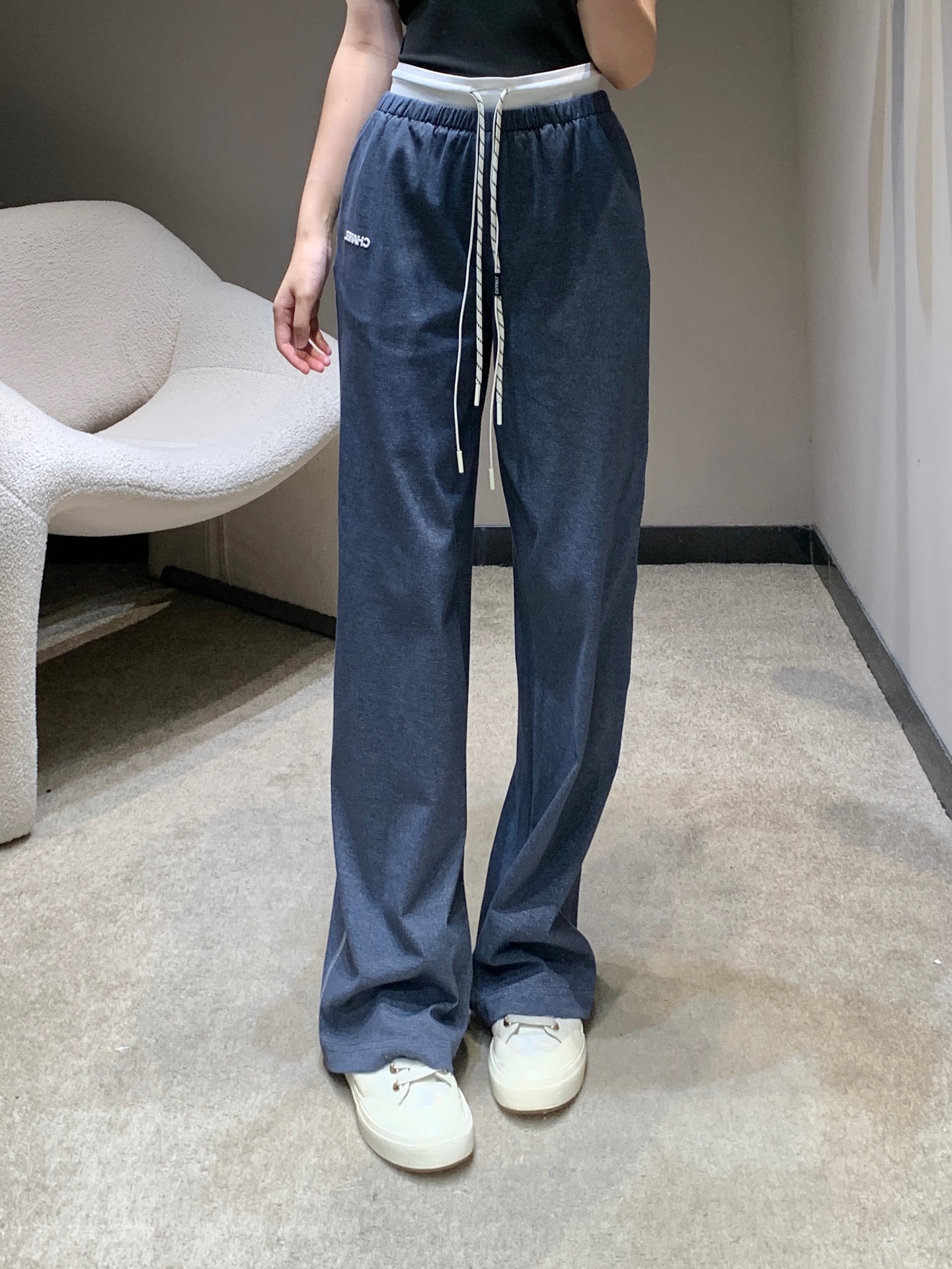 NO:335068,Chane* 25Ss spring and summer new style, double waist casual trousers | Exclusive high-end production!  Customized belts show a sense of high-end and casualness. Visual feast. A versatile and versatile item that must be purchased in all seasons. It has a great texture and is full of lazy style. The goddess must be a magical tool!  The style is versatile and not picky. The lengthening lines and proportions make the body beautiful!  Workmanship quality depends on the details. S/M/L is available in stock, chanel, alexander wang19860909Chane* 25Ss春夏新款 双腰头休闲长裤丨独家高版出品！定制腰带尽显高级随意感 视觉盛宴 四季必入的百搭单品订制面料,质感巨好,慵懒范儿十足 女神必入神器！版型百搭不挑人 拉长线条比例上身美的不要不要的！做工品质看细节.现货发售S/M/L,,chanel,alexander wang,Women's clothing