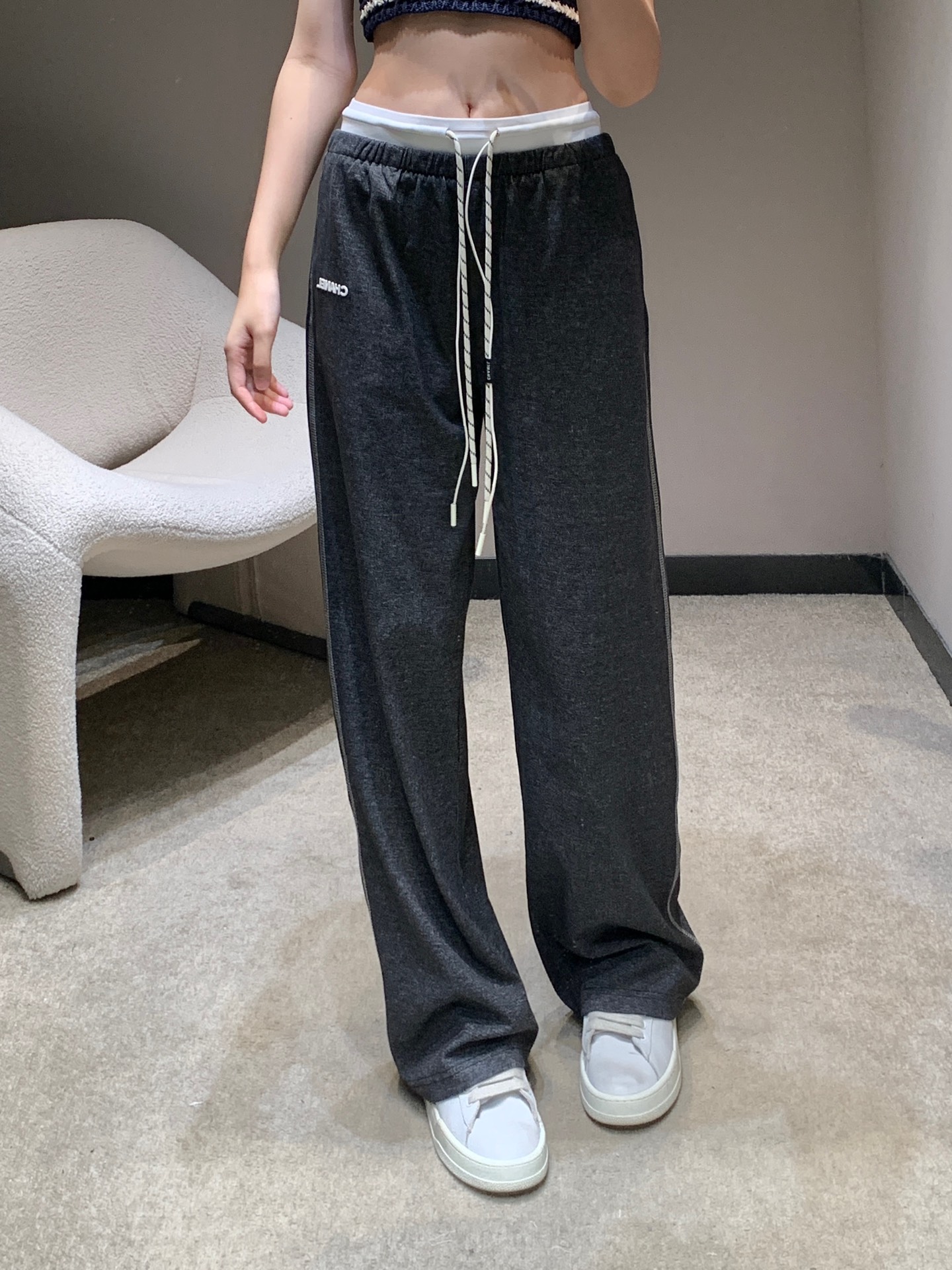 NO:335072,Chane* 25Ss spring and summer new style, double waist casual trousers | Exclusive high-end production!  Customized belts show a sense of high-end and casualness. Visual feast. A versatile and versatile item that must be purchased in all seasons. It has a great texture and is full of lazy style. The goddess must be a magical tool!  The style is versatile and not picky. The lengthening lines and proportions make the body beautiful!  Workmanship quality depends on the details. S/M/L is available in stock, chanel, alexander wang19860909Chane* 25Ss春夏新款 双腰头休闲长裤丨独家高版出品！定制腰带尽显高级随意感 视觉盛宴 四季必入的百搭单品订制面料,质感巨好,慵懒范儿十足 女神必入神器！版型百搭不挑人 拉长线条比例上身美的不要不要的！做工品质看细节.现货发售S/M/L,,chanel,alexander wang,Women's clothing