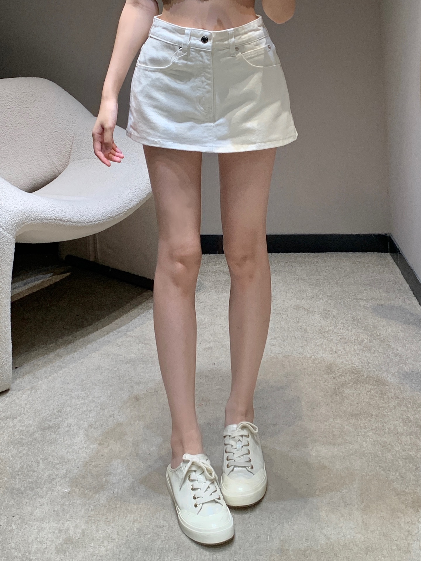 NO:335509,Alexand*r wang25 spring and summer new style white denim shorts skirt丨Exclusive high-end production!  It is made of pure cotton fabric. The upper body of the denim is very comfortable to wear. The skirt is easy to put on and off. It is not easy to expose. The back bag cowhide mark design is full of details. Customized hardware accessories. S/M/L, skirts, shorts, cowhide, alexander wang.19860909Alexand*r wang25春夏新款 白色牛仔短裤裙丨独家高版出品！采用纯棉的面料 牛仔上身柔软 面料穿起来非常舒适 裤裙设计方便穿脱 不容易走光 后袋牛皮标设计 细节满满 定制五金配件 现货发售S/M/L,,skirts,shorts,cowhide,alexander wang,Women's clothing