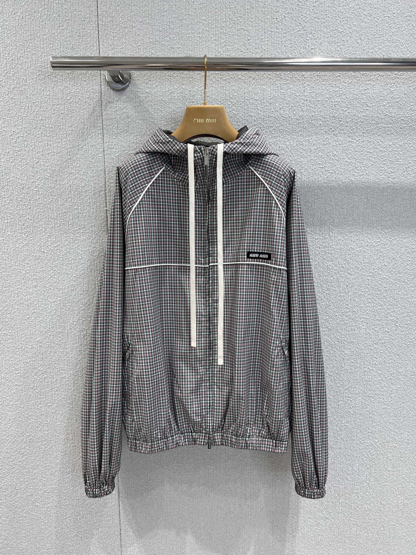 NO:567940,Support exchange Miumi* 25Fw early autumn new style intellectual molecule custom-woven plaid design windbreaker jacket丨Exclusively developed by yb!  High quality production!  The same loose-fitting style for men and women. The sweet girl's age-reducing sports girl's hooded jacket is the best!  The high-end color matching is handsome and trendy, and the texture of the customized fabric is awesome. It has a sweet and salty temperament that reduces age and is girly and versatile!  Perfect workmanship quality depends on the details. Ready-made S/M/L real-life detailed pictures,,miumiu,jackets & coats,hats,alexander wang19860909支持换款 Miumi* 25Fw早秋新款 知性分子定织格纹设计风衣外套丨独家yb开发！高版出品！男女同款宽松版型 甜妹减龄运动少女连帽外套上身绝绝子！高级配色帅气又拉风,定制面料质感超赞.可甜可盐气质减龄少女风百搭不挑人！完美做工品质看细节.现货发售S/M/L实拍细节图,,miumiu,jackets & coats,hats,alexander wang,Women's clothing