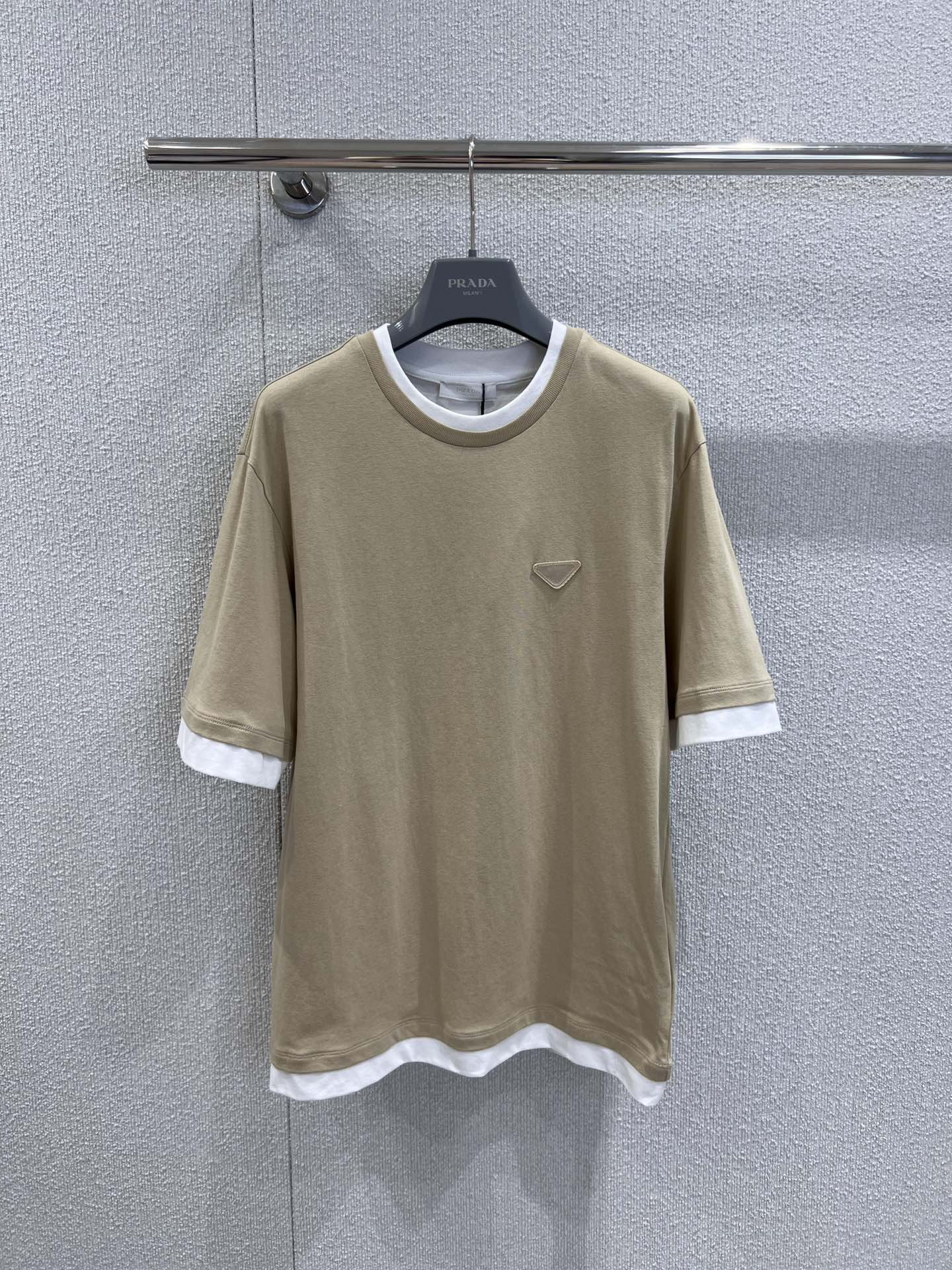 NO:466312,Support replacement Prad* 25Ss spring and summer new style, triangle contrast color fake two-piece short-sleeved T-shirt | Exclusive yb development!  High-end production!  ovsize style, minimalist, detailed, low-key and stylish, with a double-layer patch on the left chest, low-key but high recognition. The H-shaped vertical cut silhouette is just right, giving the right sense of laziness, and it is very outstanding when worn alone or as a mix and layer. S/M/L real-life details pictures, prada, T-shirt, tees, t-shirt, alexander wang19860909支持换款 Prad* 25Ss春夏新款 三角标撞色假两件短袖T恤丨独家yb开发！高版出品！ovsize版型,极简,细节到位,低调且有品,左胸前双层贴布的三角徽章,低调但高识别度.H型的立裁廓形,松量拿捏正好,给予恰到好处的慵懒感,单穿或作为混搭叠穿相当出彩.现货发售S/M/L实拍细节图,,prada,T-shirt,tees，t-shirt,alexander wang,Women's clothing