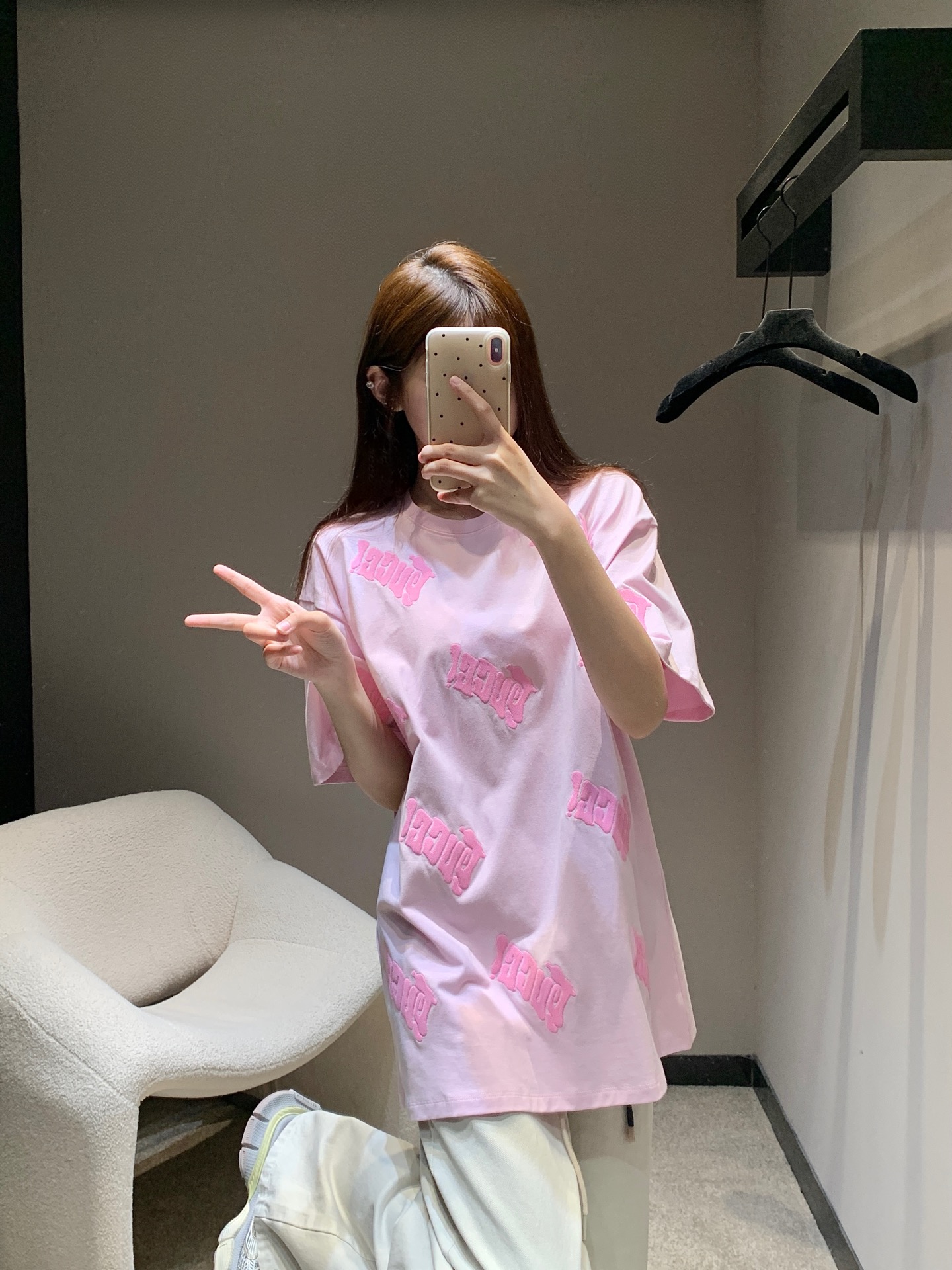 NO:335492,Gucc* 25Ss Spring and Summer New Style Letter Embroidered Round Neck Short Sleeve T-shirt丨Exclusive High-end Production!  Oversized loose T-shirt cut highlights the brand style. Made of gram-weight pure cotton. Slightly elastic. It presents a slim visual effect. The whole logo depicts. The letters in all directions collide with each other. The art style of paint paintings is depicted. The playful and fashionable feeling is revealed. The jumping color scheme creates a personal style. The outfit is playful and age-reducing. The inner wear is brilliant and fashionable. S/M/L is available in stock. S/M/L, gucci, versace, T-shirt, tees, t-shirt, alexander wang19860909Gucc* 25Ss春夏新款 字母刺绣圆领短袖T恤丨独家高版出品！Oversized宽松T恤裁剪 凸显品牌格调 采用克重纯棉制成 略带有弹力 呈现显瘦视觉效果 通体logo描绘 全方位不规则分布的字母互相碰撞 以漆画艺术风格描绘 俏皮时尚感立现 跳跃配色打造个性风格 穿搭俏皮减龄 单穿内搭都出彩时髦 现货发售S/M/L,,gucci,versace,T-shirt,tees，t-shirt,alexander wang,Women's clothing