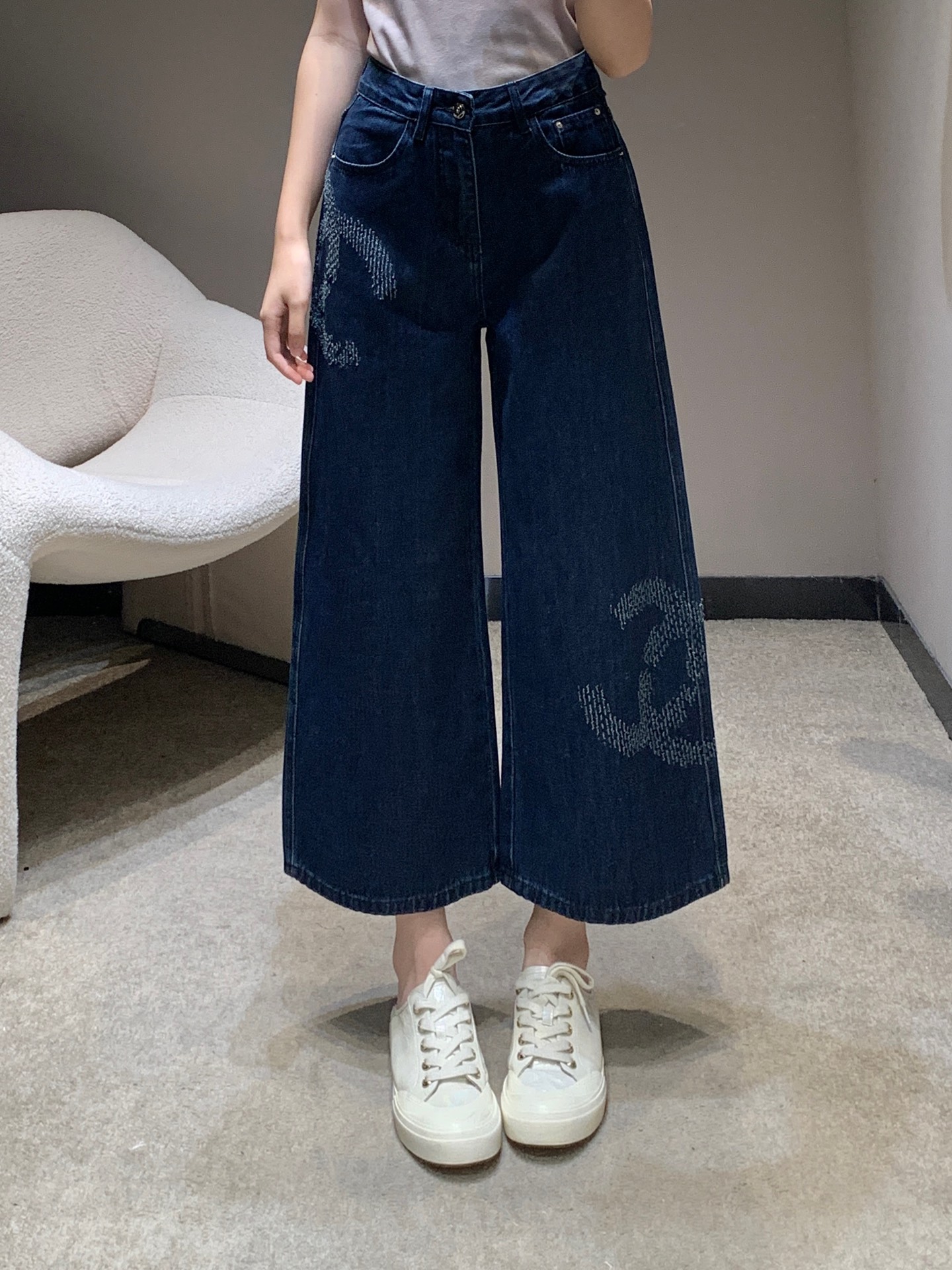 NO:335478,Chane* 25Ss spring and summer new style, double C straight wide-leg denim cropped pants丨Exclusive high-end production!  The texture of the pants is really great, the loose straight pants are just right, the length of the pants stretches the leg lines to create neat and long legs!  It looks very slim, A and cool, everyday match with various tops can easily show a fashionable and powerful look without any leg-striking shape. You can wear all your figures!  Whoever wears it has thin straight and long legs!  It's really easy to wear and it's very popular!  Big recommendation!  Sisters all rushed for me!  S/M/L, Chanel, alexander wang19860909Chane* 25Ss春夏新款 双C直筒阔腿牛仔九分裤丨独家高版出品！裤型质感真的绝了宽松直筒裤型 恰好的裤长 拉伸腿部线条 营造利落大长腿！巨显瘦 又A又飒日常搭配各种上衣都能轻松穿出时尚达人感不挑腿型 什么身材通通可以穿！谁穿谁是细直大长腿！ 真的好穿到不行 而且出镜率很高！重磅推荐！姐妹们都给我冲！现货发售S/M/L,,chanel,alexander wang,Women's clothing